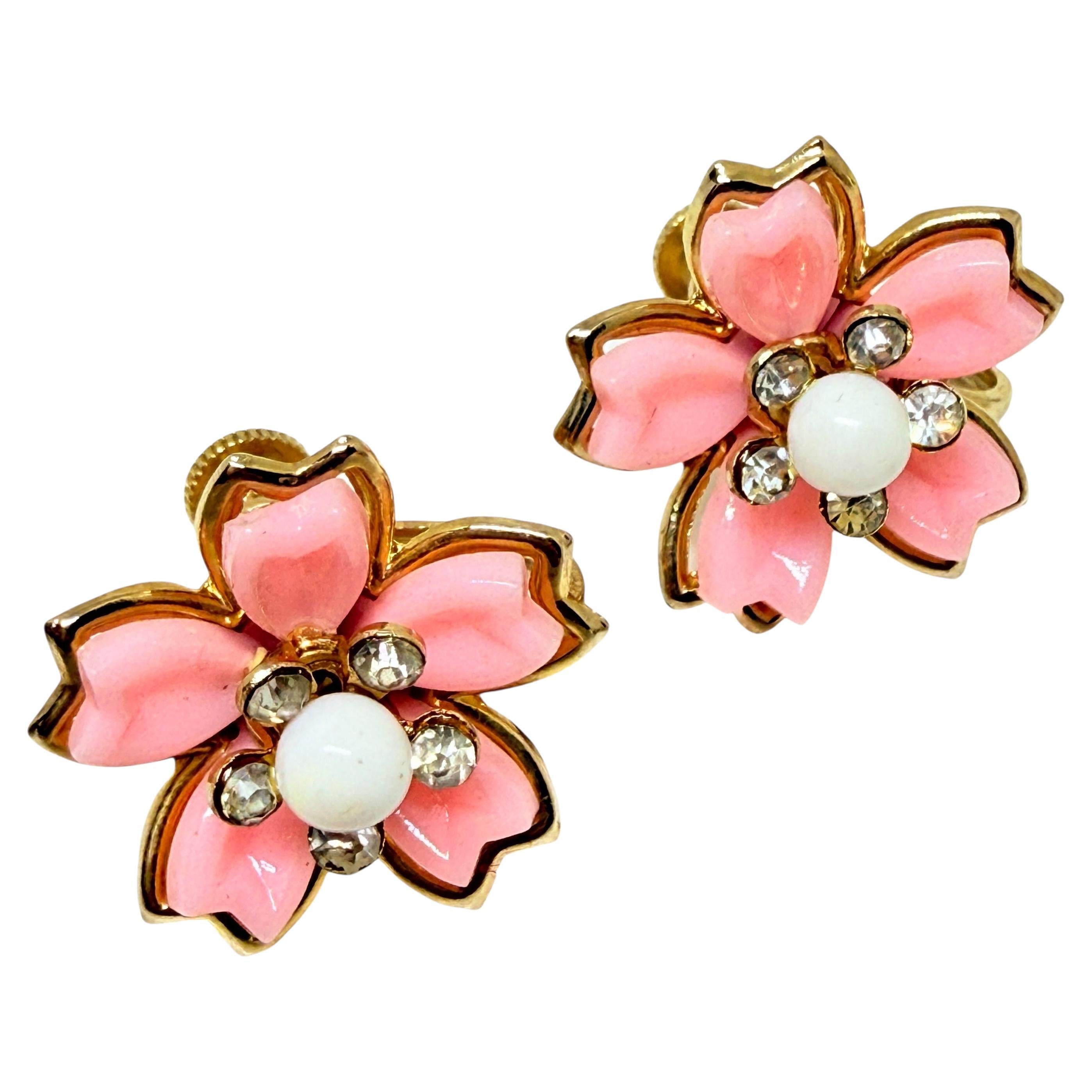 Orecchini a vite d'epoca in lucite dorata con piccolo fiore di design in vendita