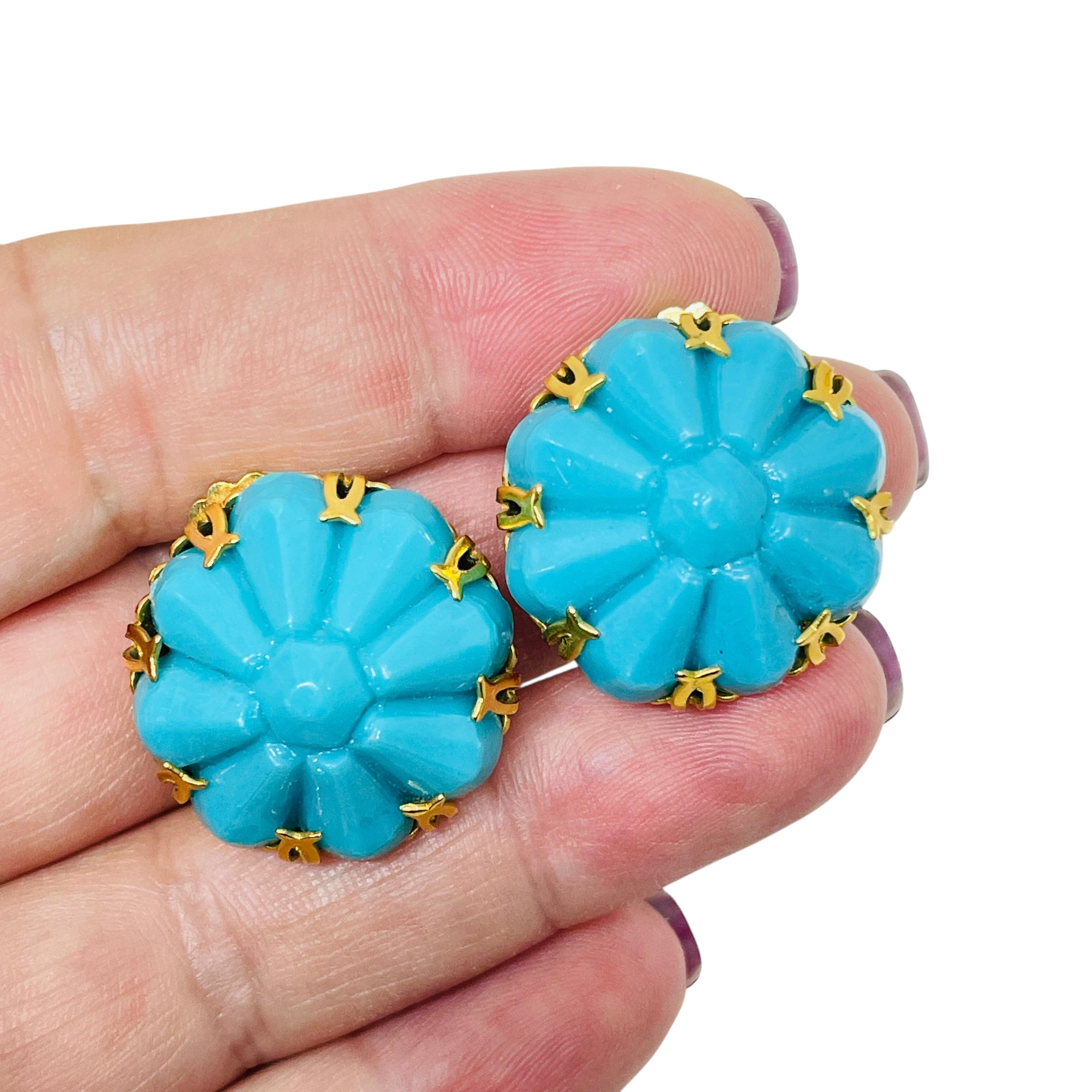 DETAILS

- • ohne Vorzeichen

- • goldfarben und türkisfarbenes Harz

- • Vintage-Designer-Ohrringe
 
MASSNAHMEN  

- • CONDIT

- •  sehr guter Vintage-Zustand mit minimalen Gebrauchsspuren 

 Sku 54

❤️❤️   VINTAGE-DESIGNER-SCHMUCK   ❤️❤️

❤️❤️ 