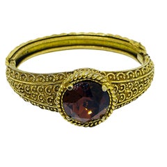 Bracelet design vintage en pierres de verre ambrées massives et dorées.