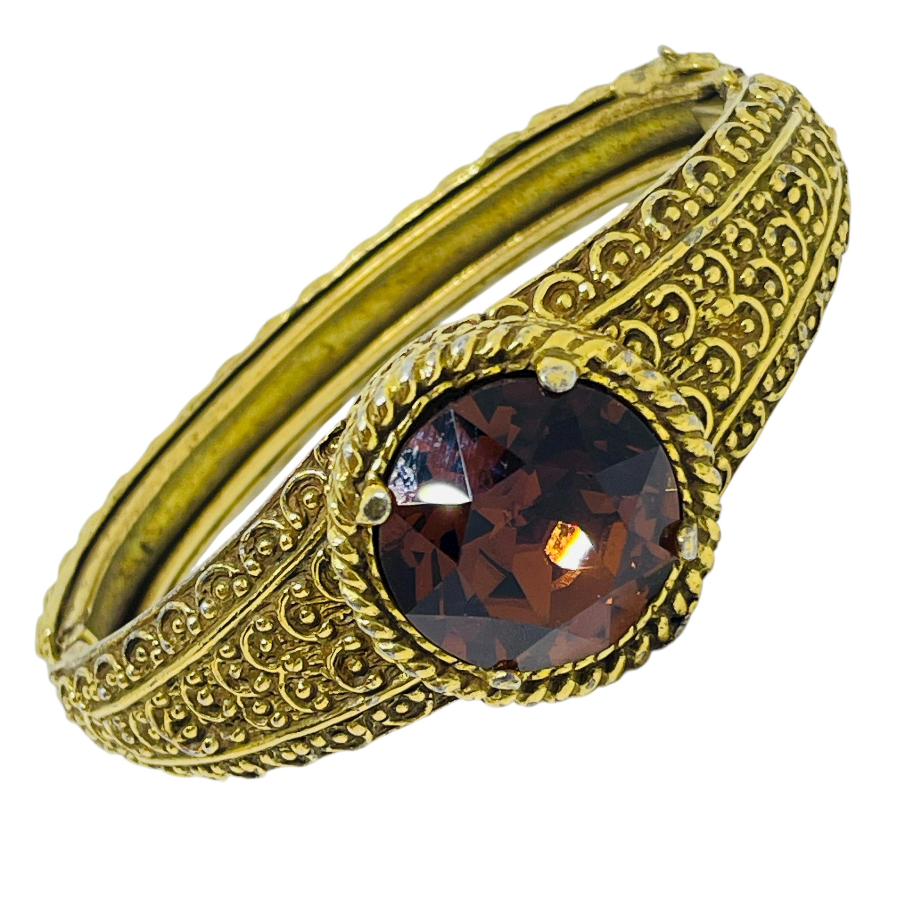 Bracelet design vintage en pierres de verre ambrées massives et dorées.