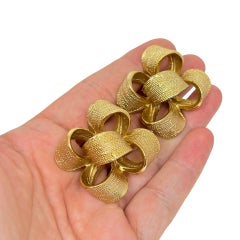 Orecchini a clip di design con un grande fiocco in stile vintage color oro