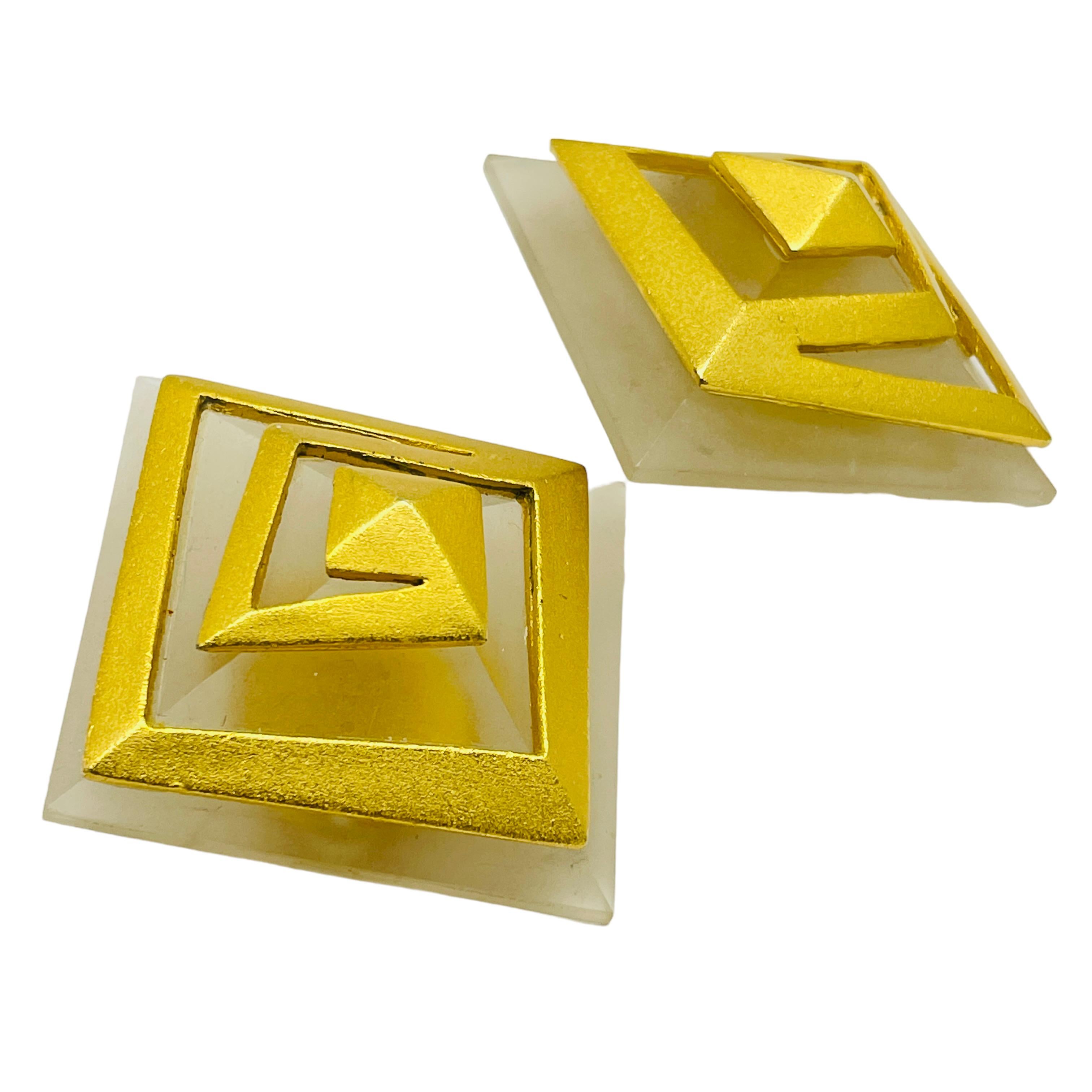 DETAILS

• unsigned 

• gold tone with resin

• vintage designer earrings
  

MEASUREMENTS  

•

CONDITION

•  very good vintage condition with minimal signs of wear 

 Sku 32

❤️❤️   VINTAGE DESIGNER JEWELRY   ❤️❤️

❤️❤️  ALEXANDER’S BOUTIQUE  ❤️❤️