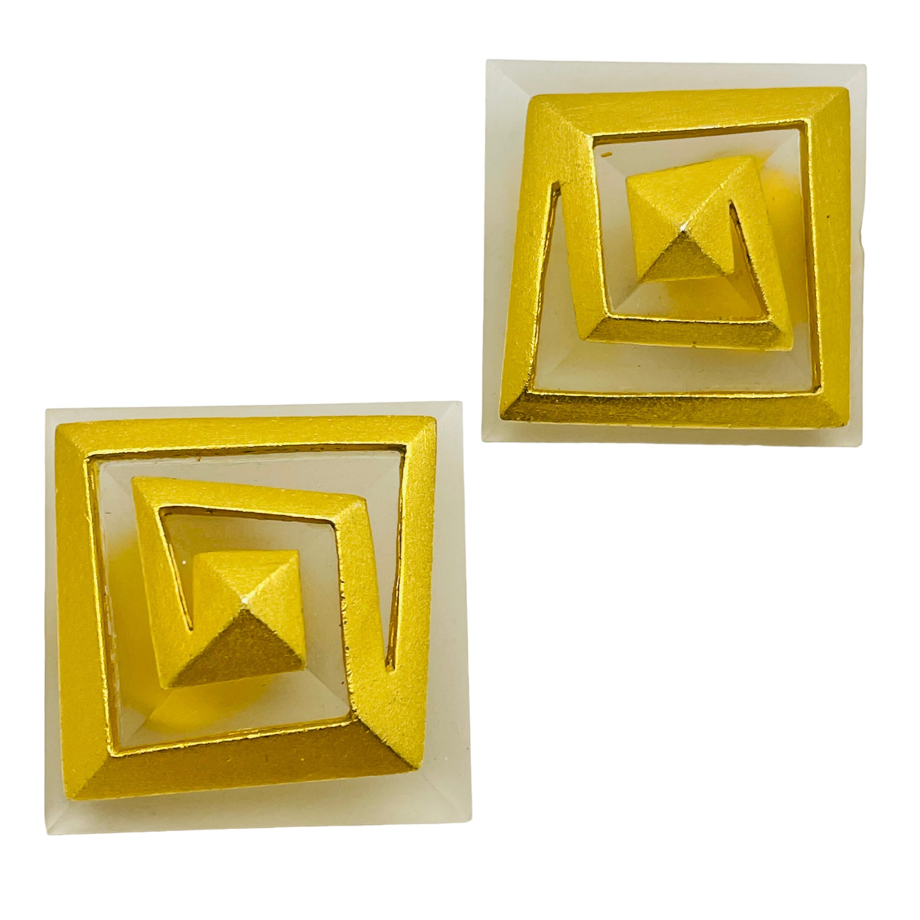 Vintage gold tone massive geometric resin designer runway clip on earrings In Good Condition For Sale In Palos Hills, IL