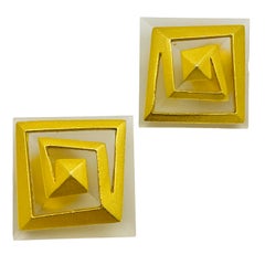 Orecchini a clip vintage in resina geometrica massiccia e dorata, firmati Runway
