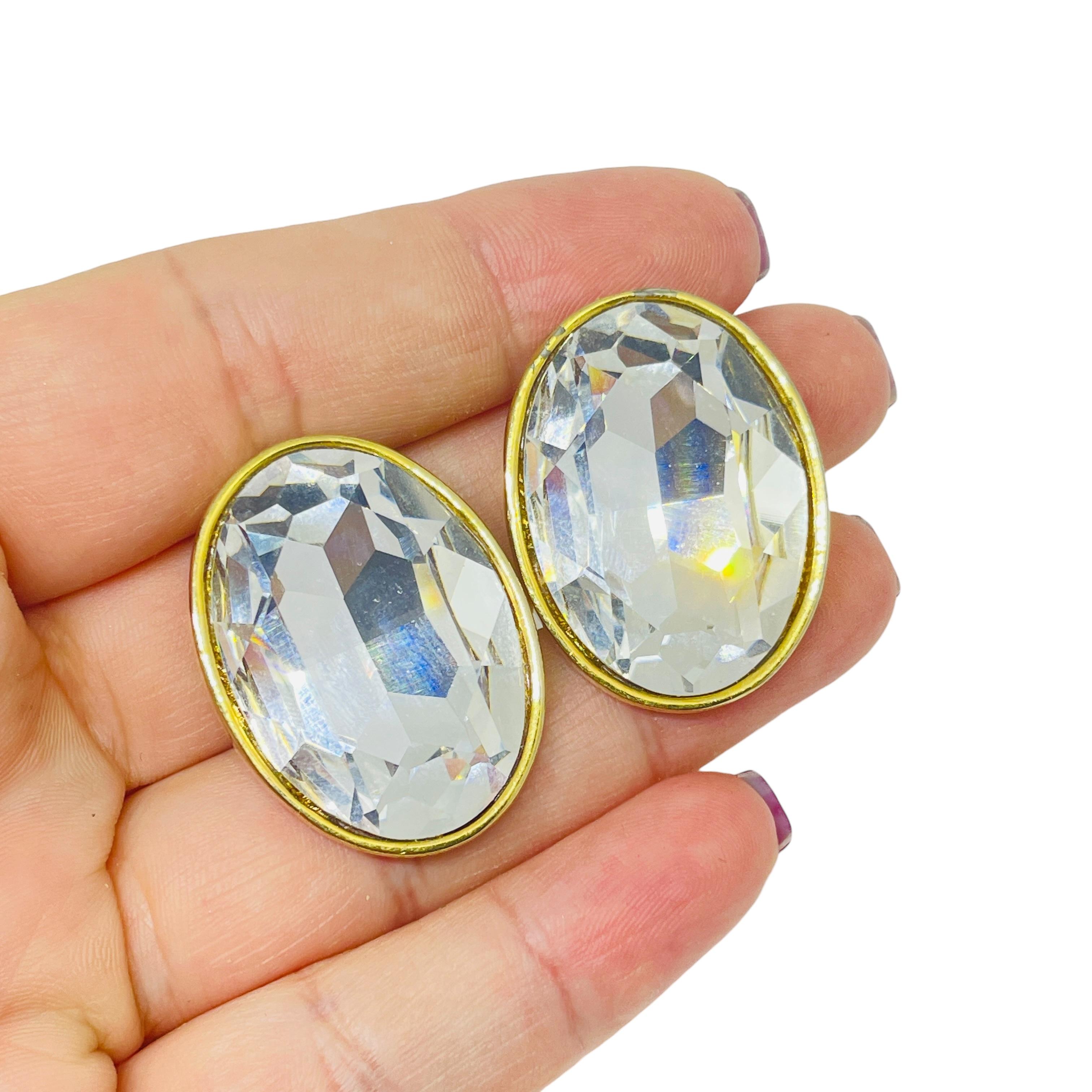 DETAILS

- • ohne Vorzeichen

- • goldfarben mit Glas

- • Vintage-Designer-Ohrringe
 
MASSNAHMEN  

- • CONDIT

- •  sehr guter Vintage-Zustand mit minimalen Gebrauchsspuren 

 Sku 54

❤️❤️   VINTAGE-DESIGNER-SCHMUCK   ❤️❤️

❤️❤️  ALEXANDER'S