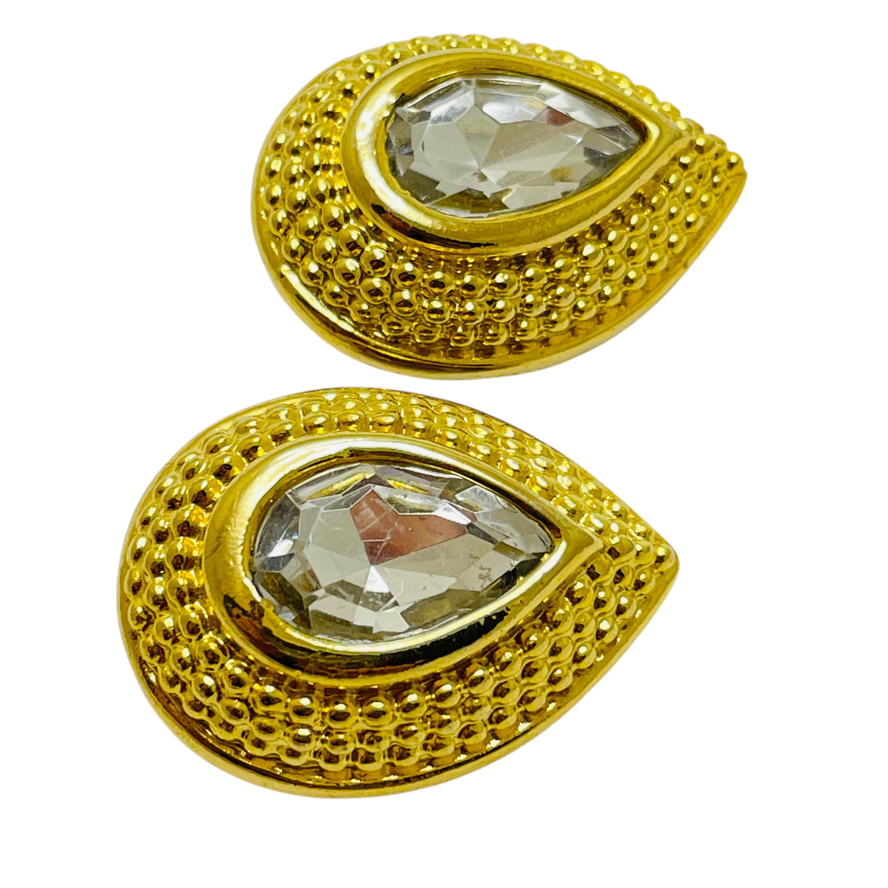 DETTAGLI

- senza segno 

- tono oro con vetro

- orecchini vintage di design

MISURE  

- 

CONDIZIONE

-  ottime condizioni vintage con minimi segni di usura 

 Sku 49

❤️❤️  GIOIELLI VINTAGE DI DESIGN ❤️❤️

❤️❤️  LA BOUTIQUE DI ALEXANDER  ❤️❤️   