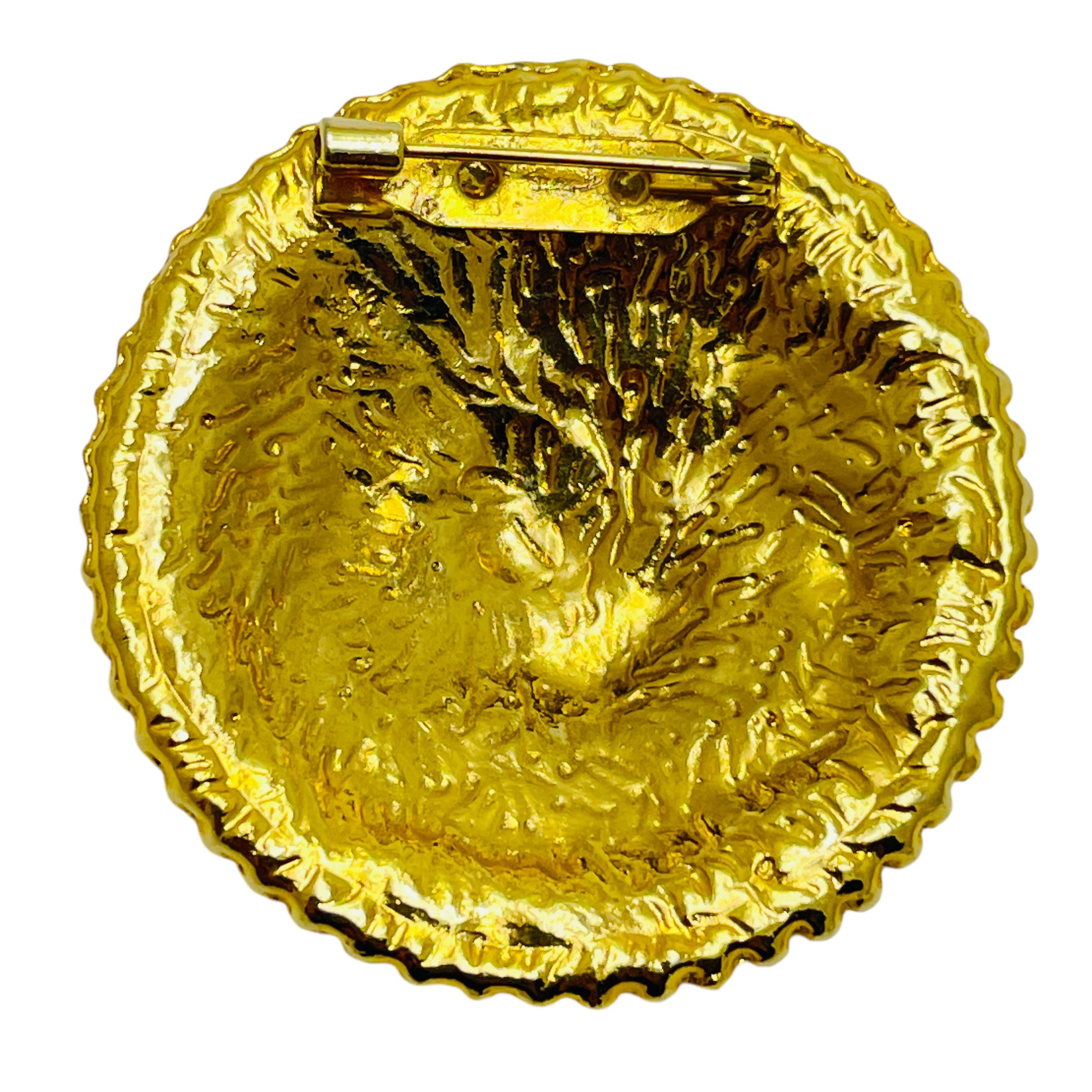 Vintage gold tone massive lions crown shield designer brooch In Good Condition For Sale In Palos Hills, IL
