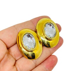 Pendientes de clip de diseño vintage en tono dorado con pedrería maciza