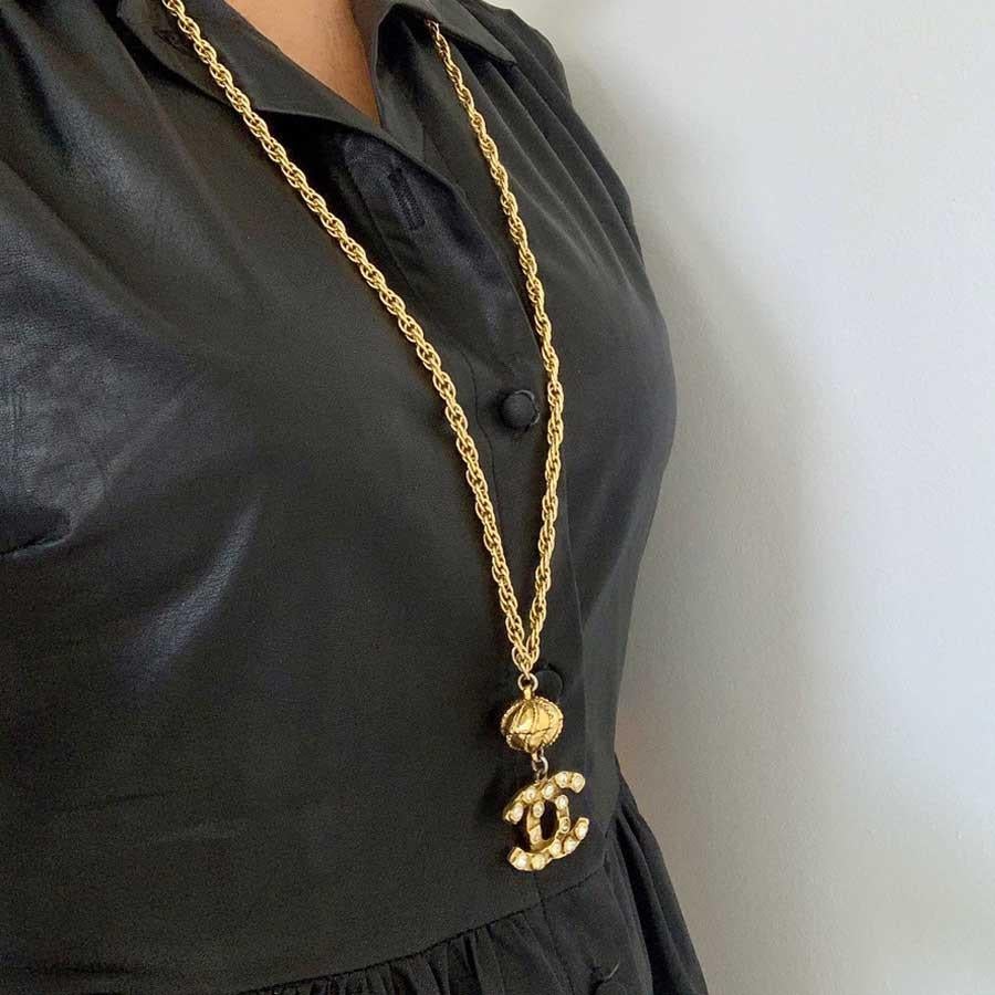 
A must have vintage piece ! this chain is gilded with fine gold and feature a cc with rhinestones. It is in very good condition according to his age. Dimensions: 84 cm. Size of the CC: 2.3 cm x 3 cm. The label is engraved on the necklace. Will be