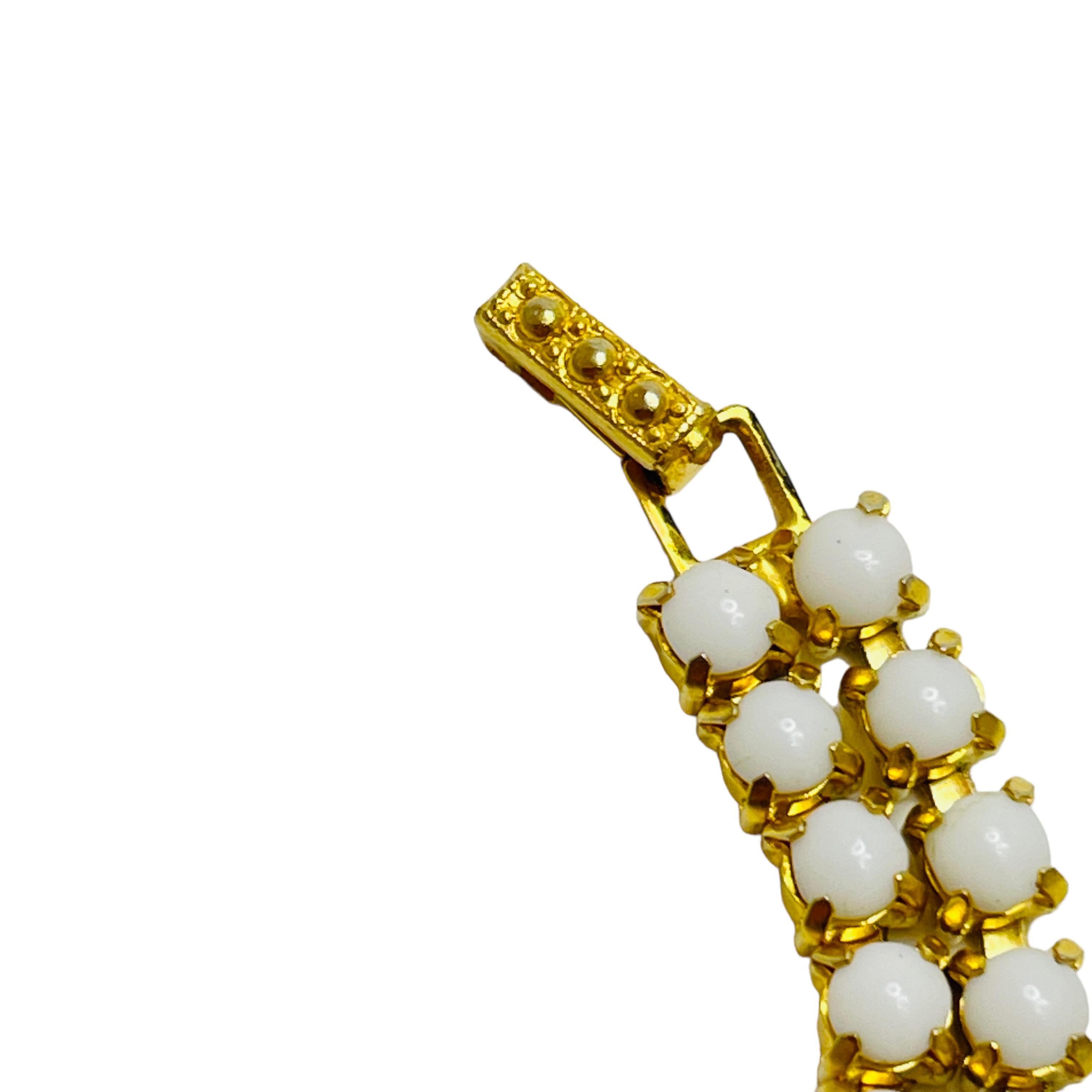 Vintage gold tone milk glass designer bracelet In Good Condition For Sale In Palos Hills, IL