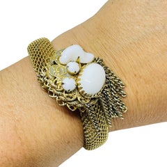 Bracciale bangle vintage con catene a penzoloni di design in vetro lattiginoso in tonalità dorata