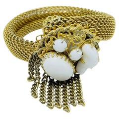Bracciale bangle vintage con catene a penzoloni di design in vetro lattiginoso in tonalità dorata