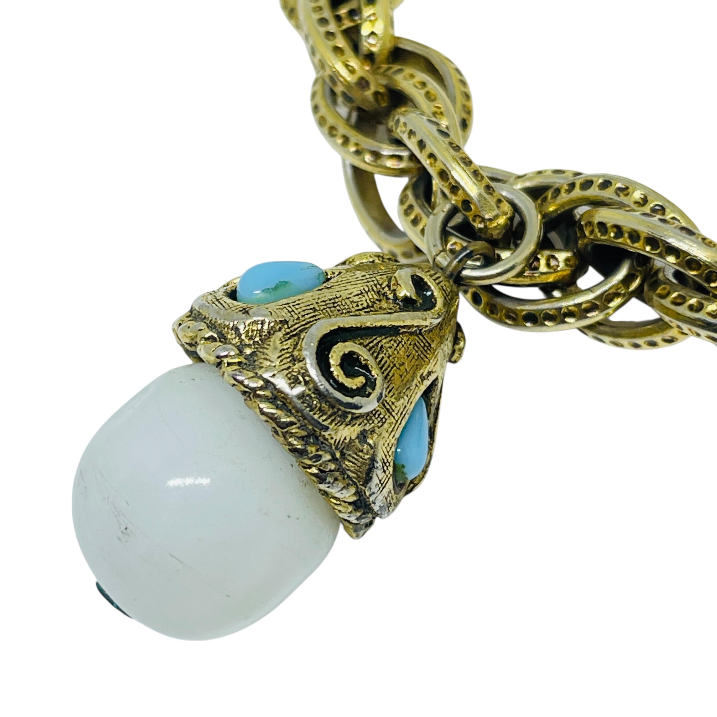 Braccialetto d'epoca con catena di charme in finto turchese in vetro lattiginoso in vendita 1