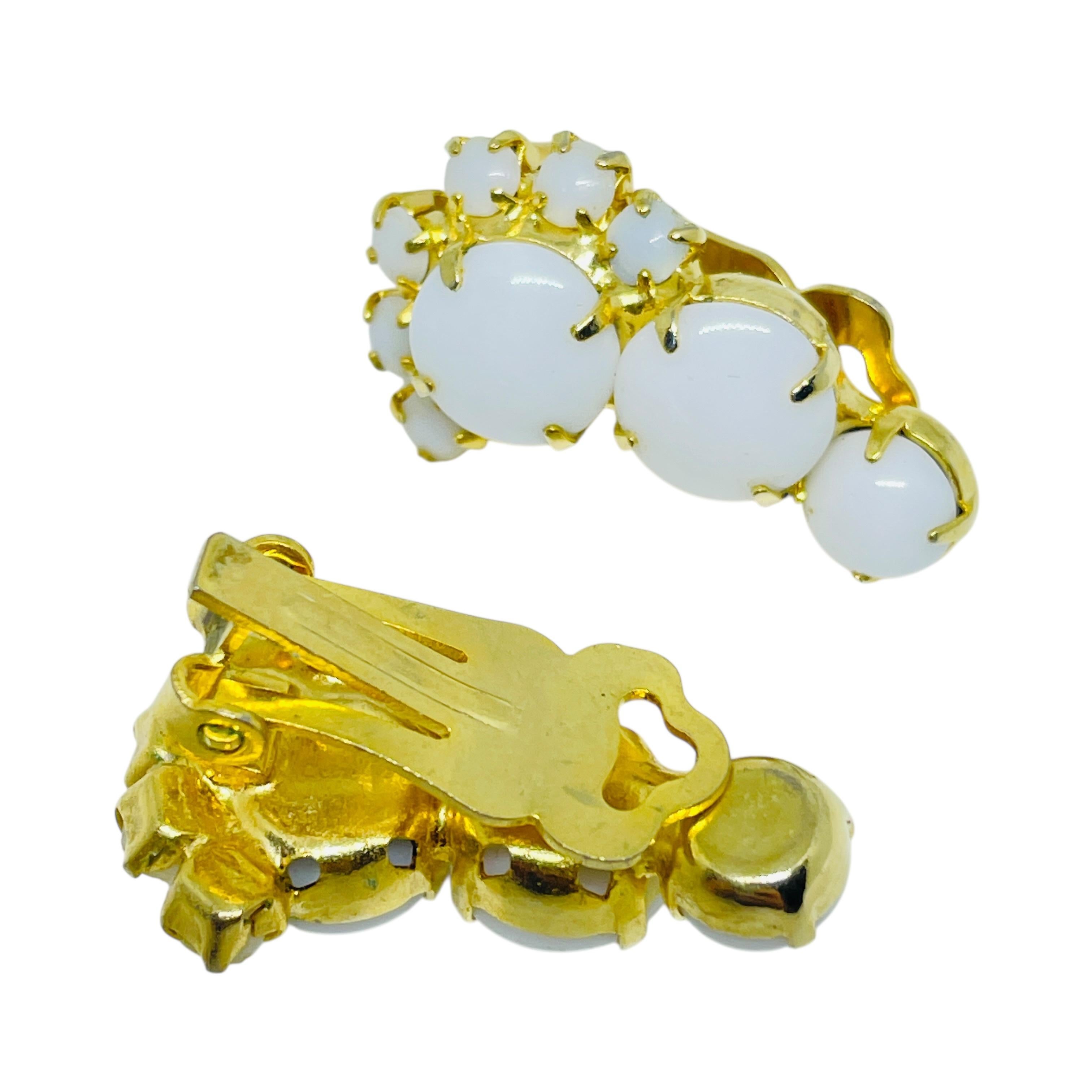 Orecchini a clip d'epoca in vetro lattiginoso con strass di design In condizioni buone in vendita a Palos Hills, IL
