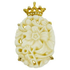 Pendentif vintage en forme de fleur moulée fausse perle couronne de designer, ton or