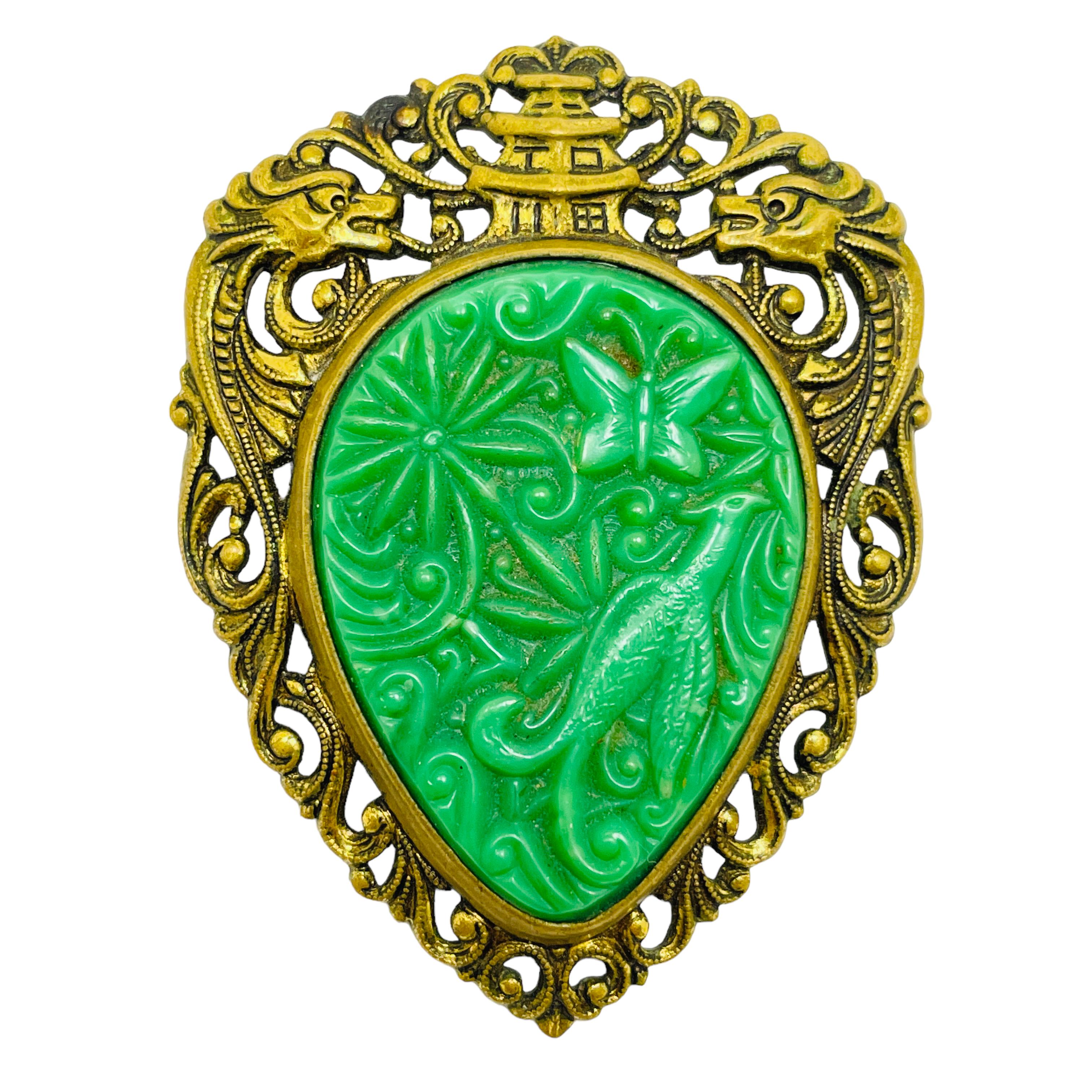 Broche vintage en résine moulée ton or et jade vert.