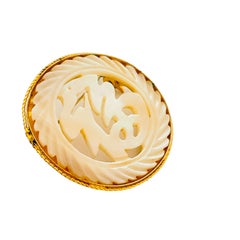 Spilla vintage in madreperla intagliata in tonalità oro