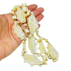 Collana di design con foglie in madreperla color oro vintage e perline
