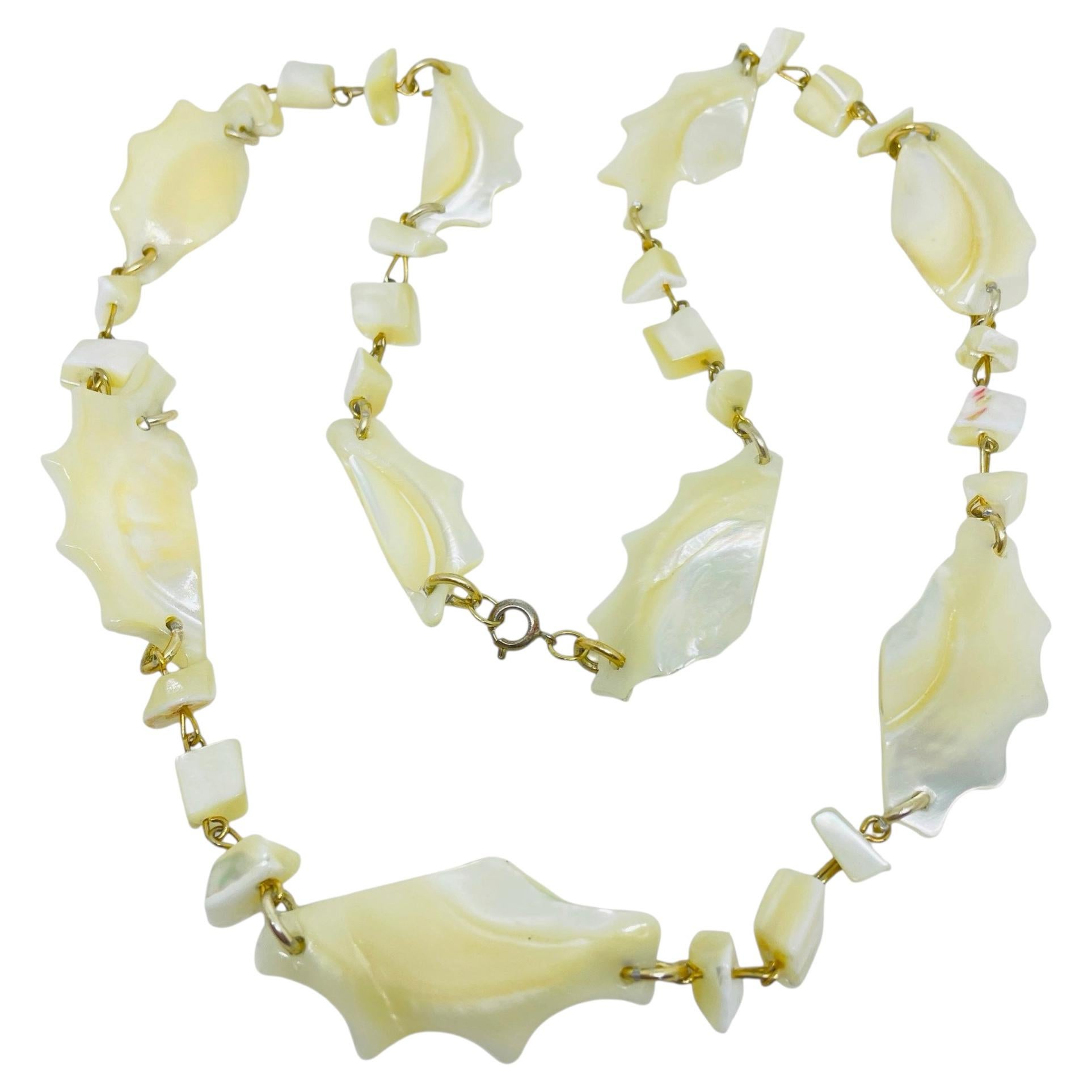 Collana di design con foglie in madreperla color oro vintage e perline