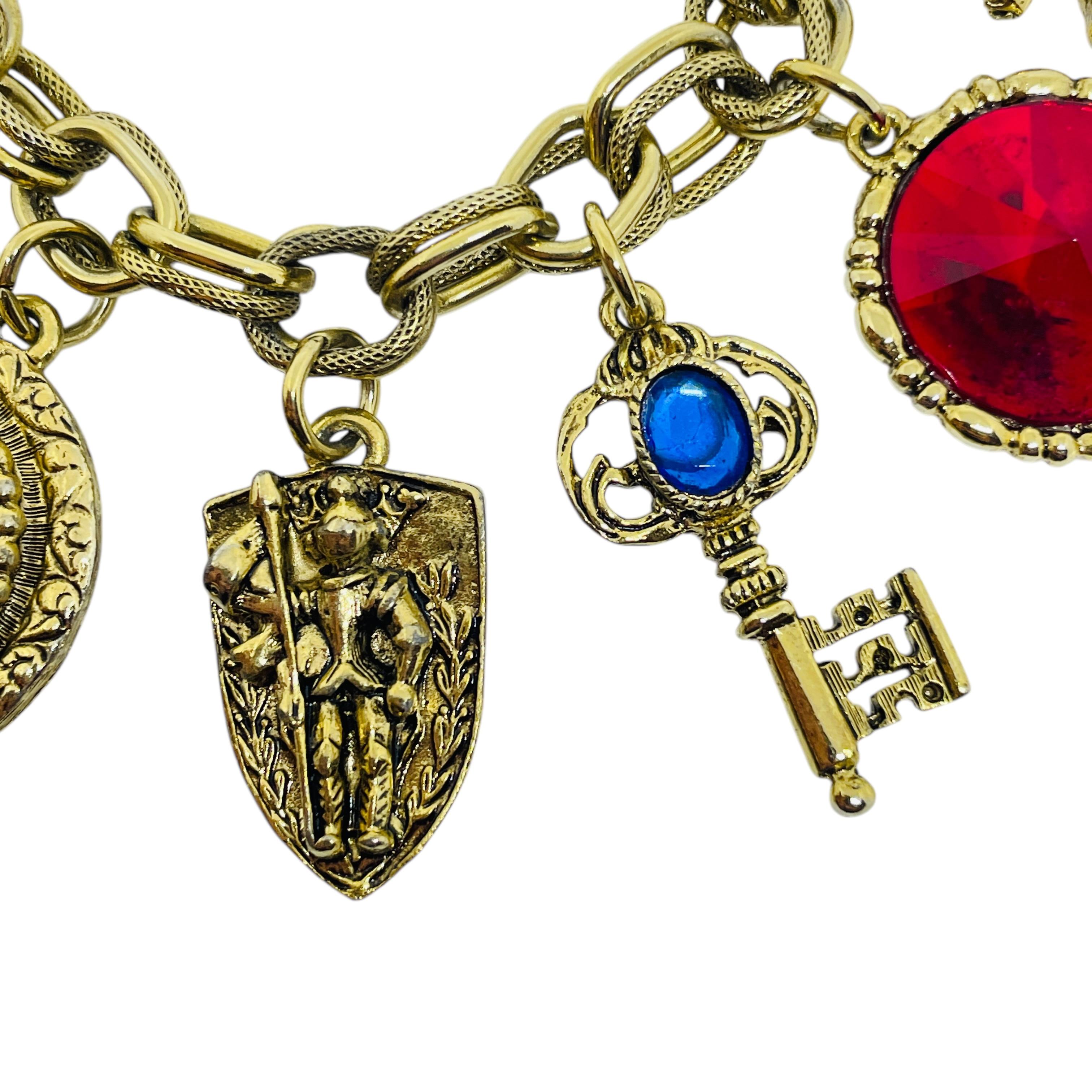 Donna Bracciale in vetro a catena con charme multiplo vintage con chiave di leone in vendita