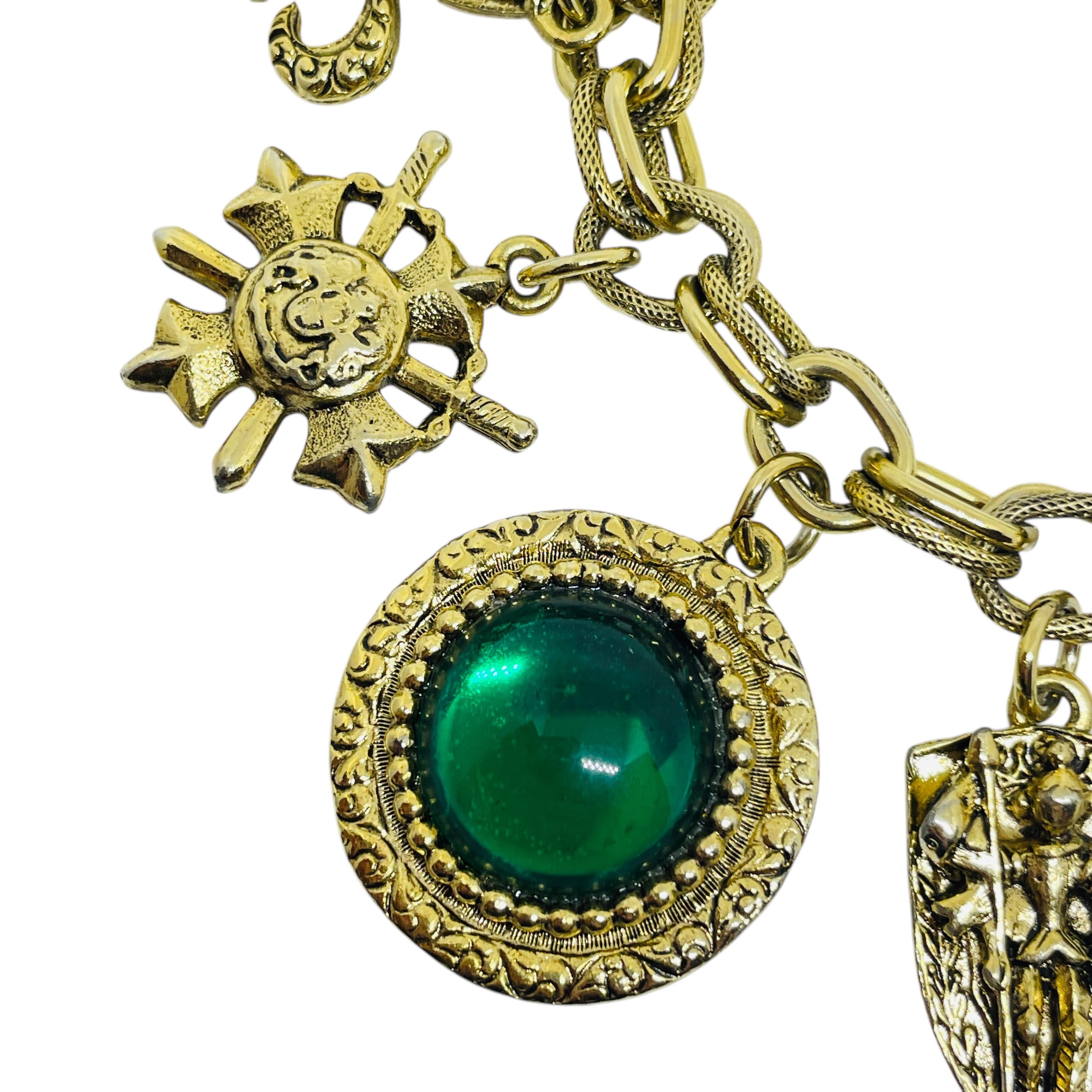 Bracciale in vetro a catena con charme multiplo vintage con chiave di leone in vendita 1
