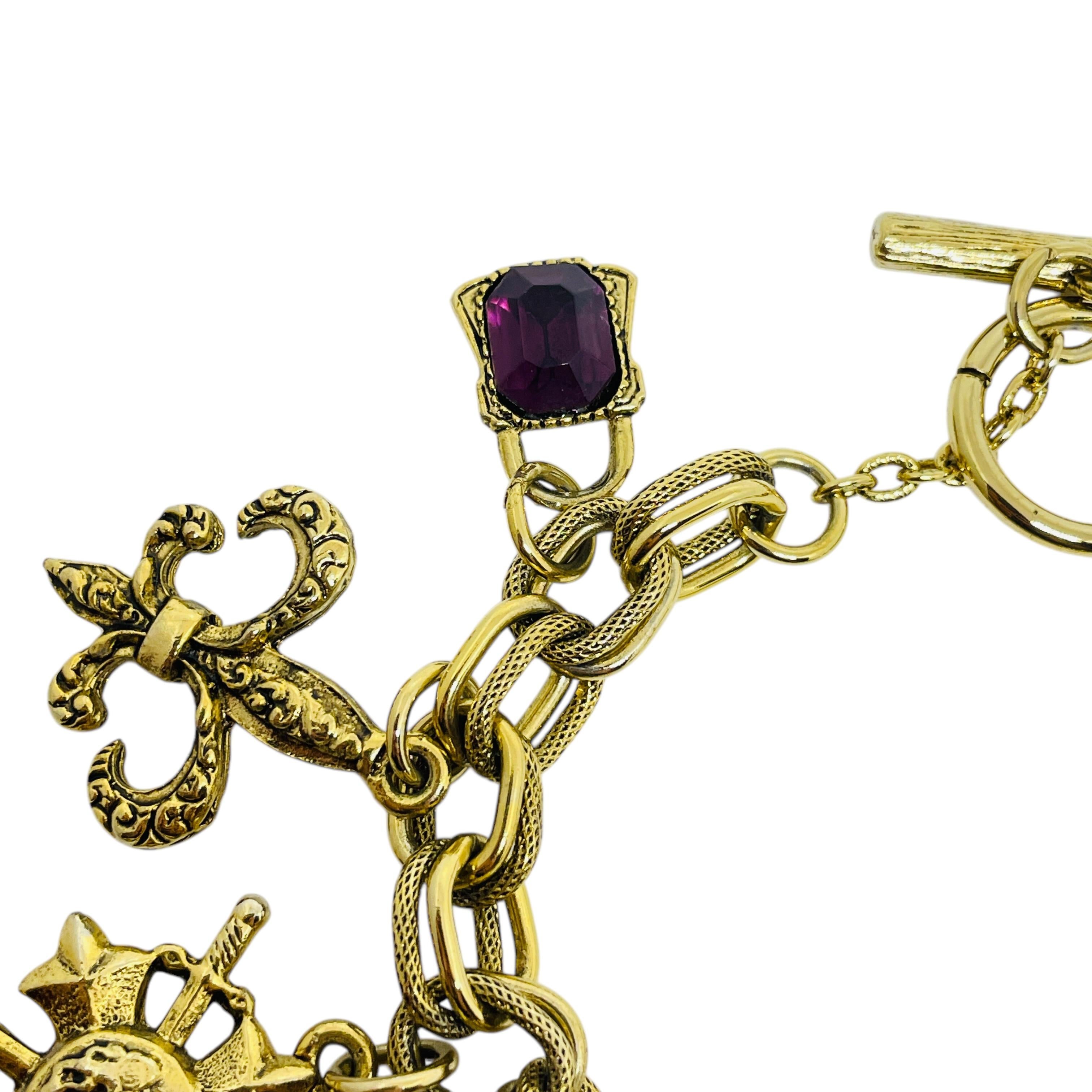 Bracciale in vetro a catena con charme multiplo vintage con chiave di leone in vendita 2