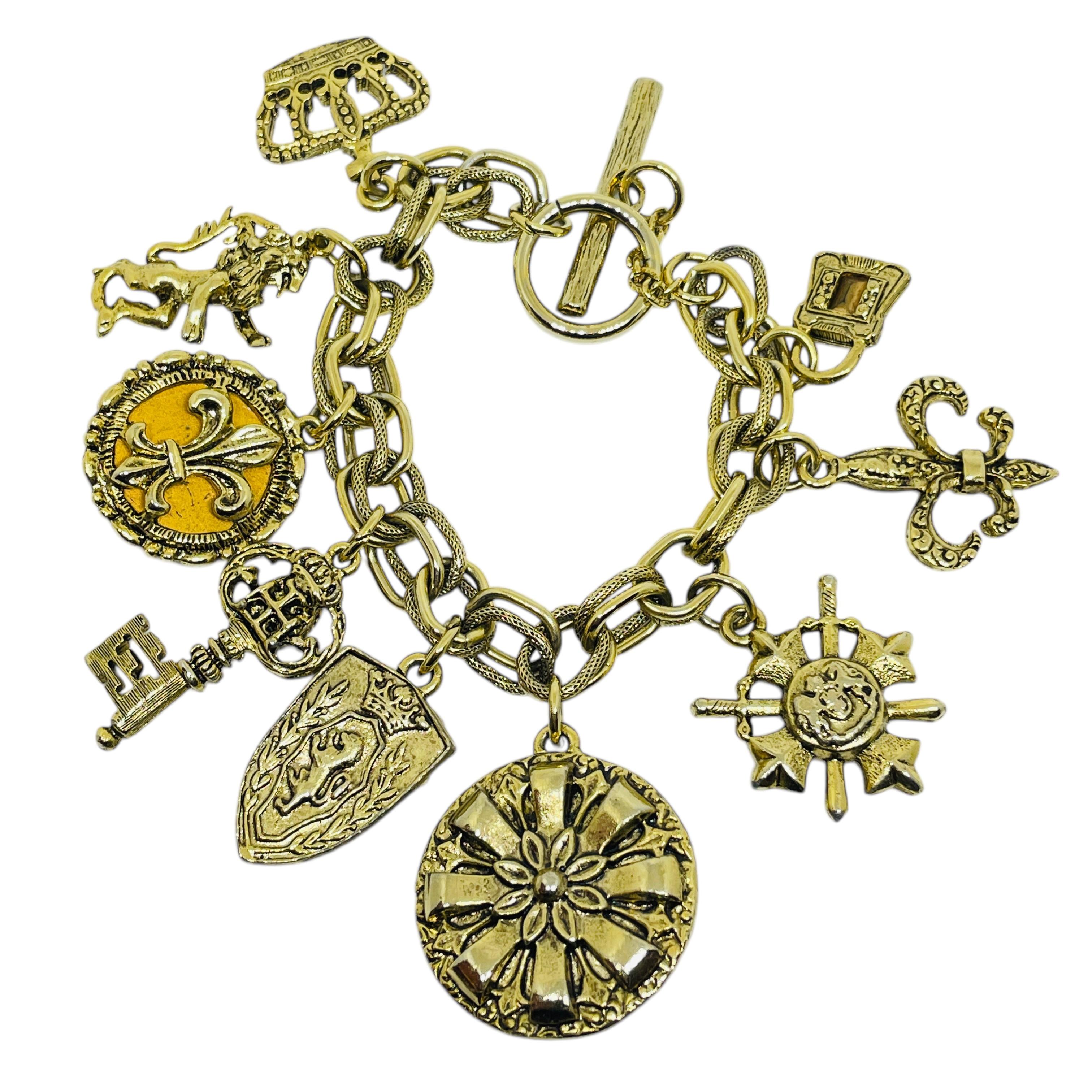 Bracciale in vetro a catena con charme multiplo vintage con chiave di leone in vendita 3