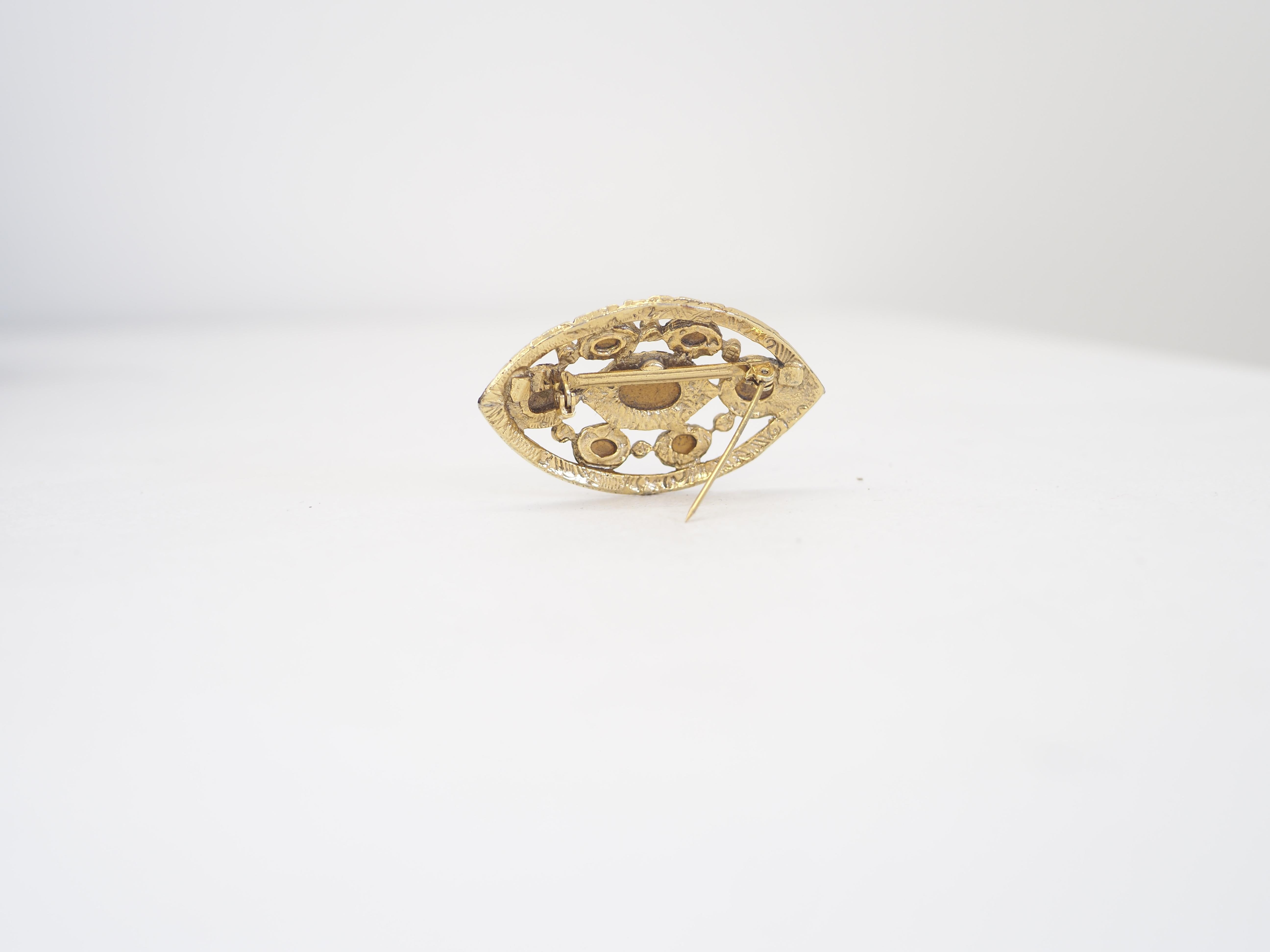 Women's or Men's Vintage gold tone multicoloured stones brooch For Sale