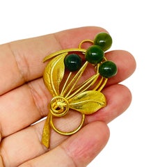 Broche vintage en jade vert naturel, ton or, fleur de designer