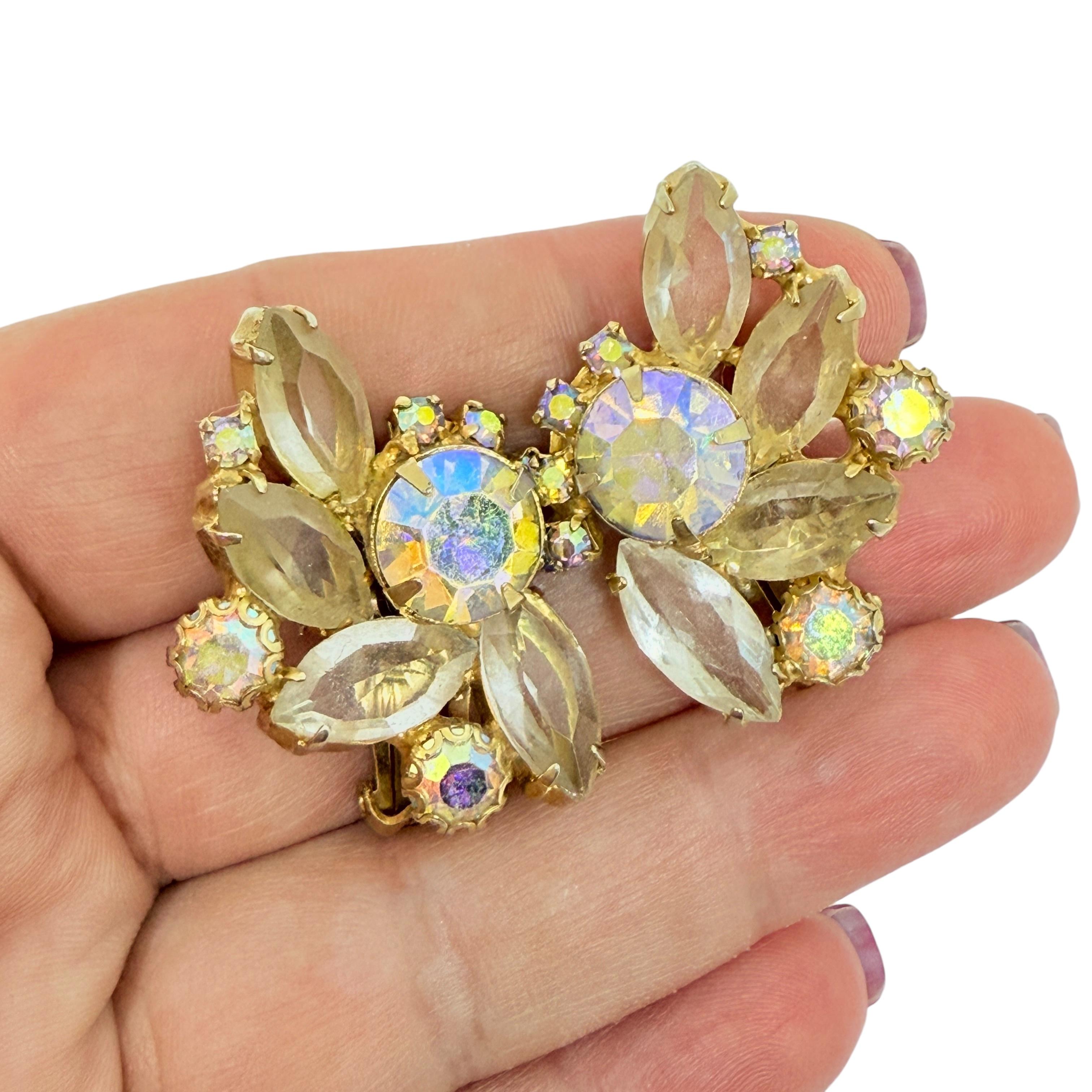 DETAILS

• unsigned 

• gold tone with glass 

• vintage designer earrings
 
MEASUREMENTS  

• CONDITION

•  very good vintage condition with minimal signs of wear 

 Sku 53

❤️❤️   VINTAGE DESIGNER JEWELRY   ❤️❤️

❤️❤️  ALEXANDER’S BOUTIQUE  ❤️❤️