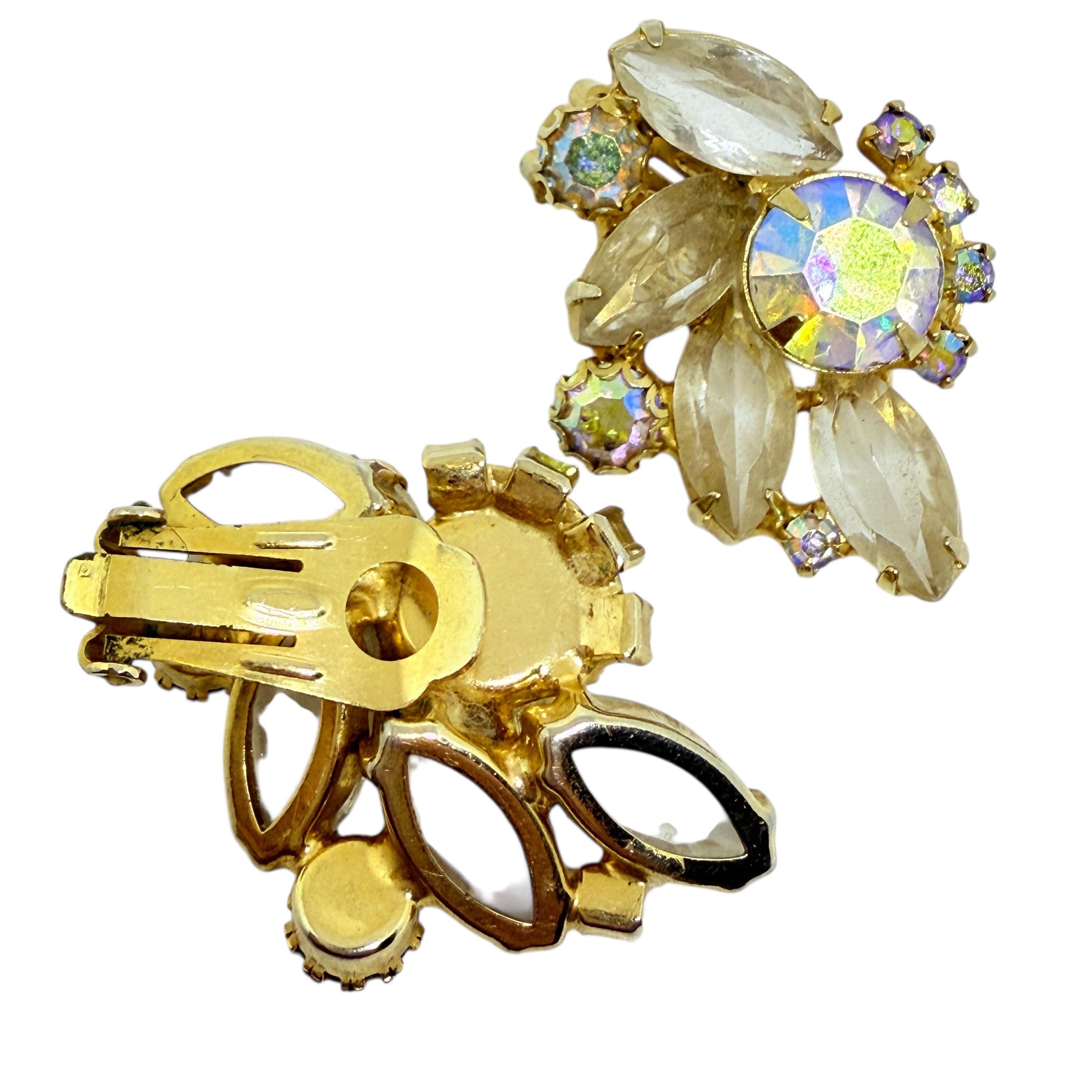 Vintage gold tone navette glass designer clip on earrings In Good Condition For Sale In Palos Hills, IL