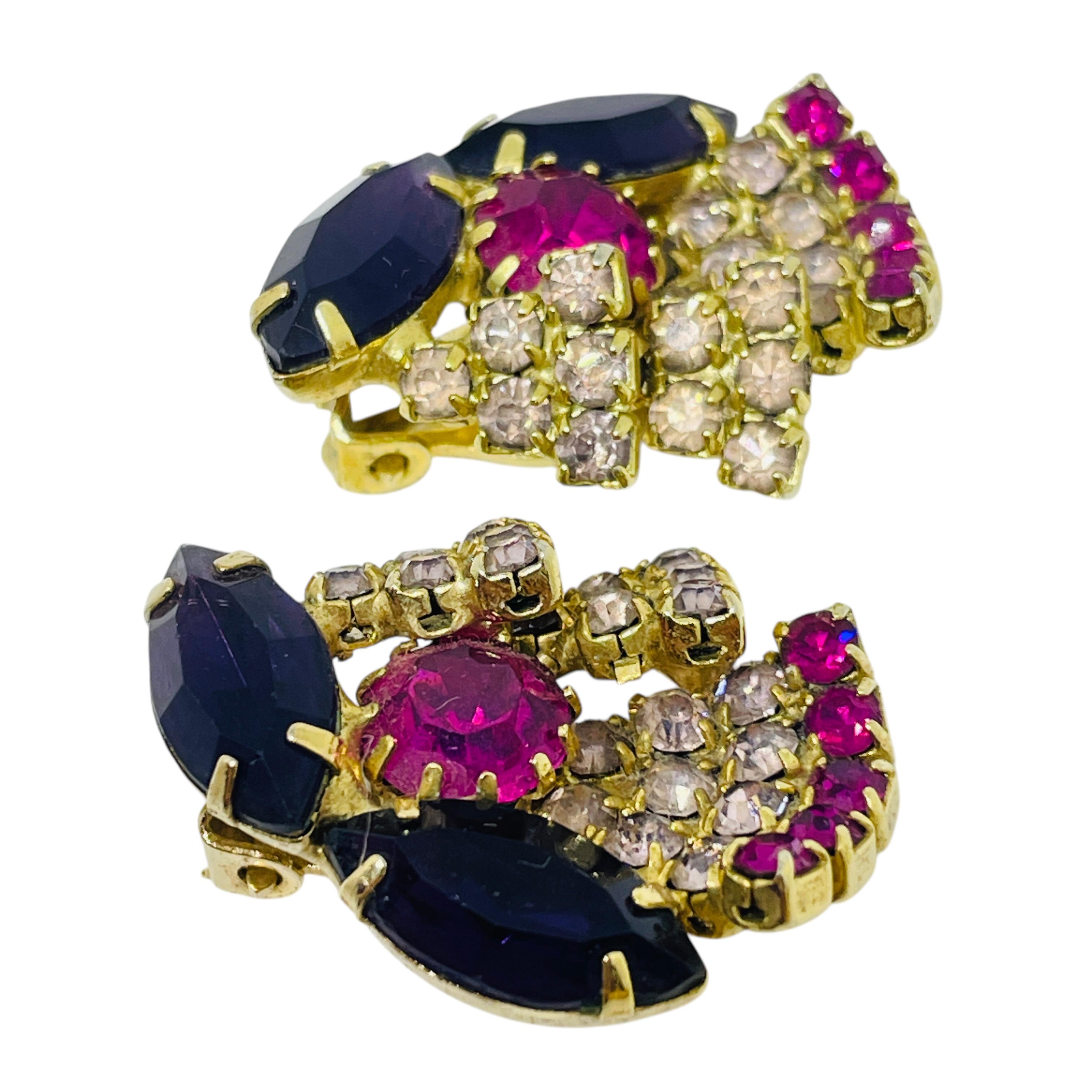 DETAILS

- • ohne Vorzeichen

- • goldfarben mit Strasssteinen  

- • Vintage-Designer-Ohrringe

MASSNAHMEN

- •

CONDIT

- • sehr guter Vintage-Zustand mit minimalen Gebrauchsspuren

Sku 50

❤️❤️ VINTAGE-DESIGNER-SCHMUCK ❤️❤️

❤️❤️ ALEXANDER'S