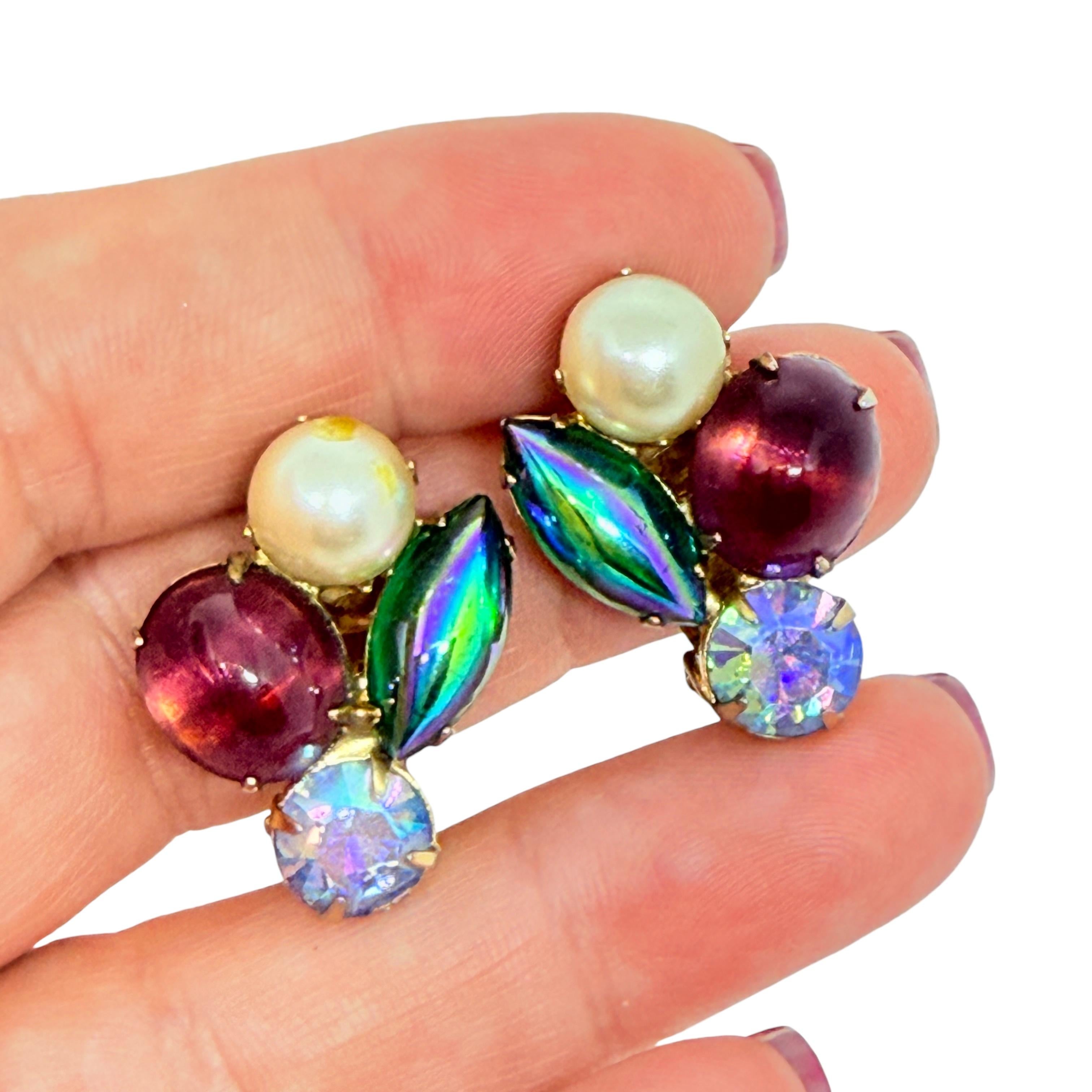 DETAILS

• unsigned 

• gold tone with glass stones

• vintage designer earrings
 
MEASUREMENTS  

• CONDITION

•  very good vintage condition with minimal signs of wear 

 Sku 53

❤️❤️   VINTAGE DESIGNER JEWELRY   ❤️❤️

❤️❤️  ALEXANDER’S BOUTIQUE 