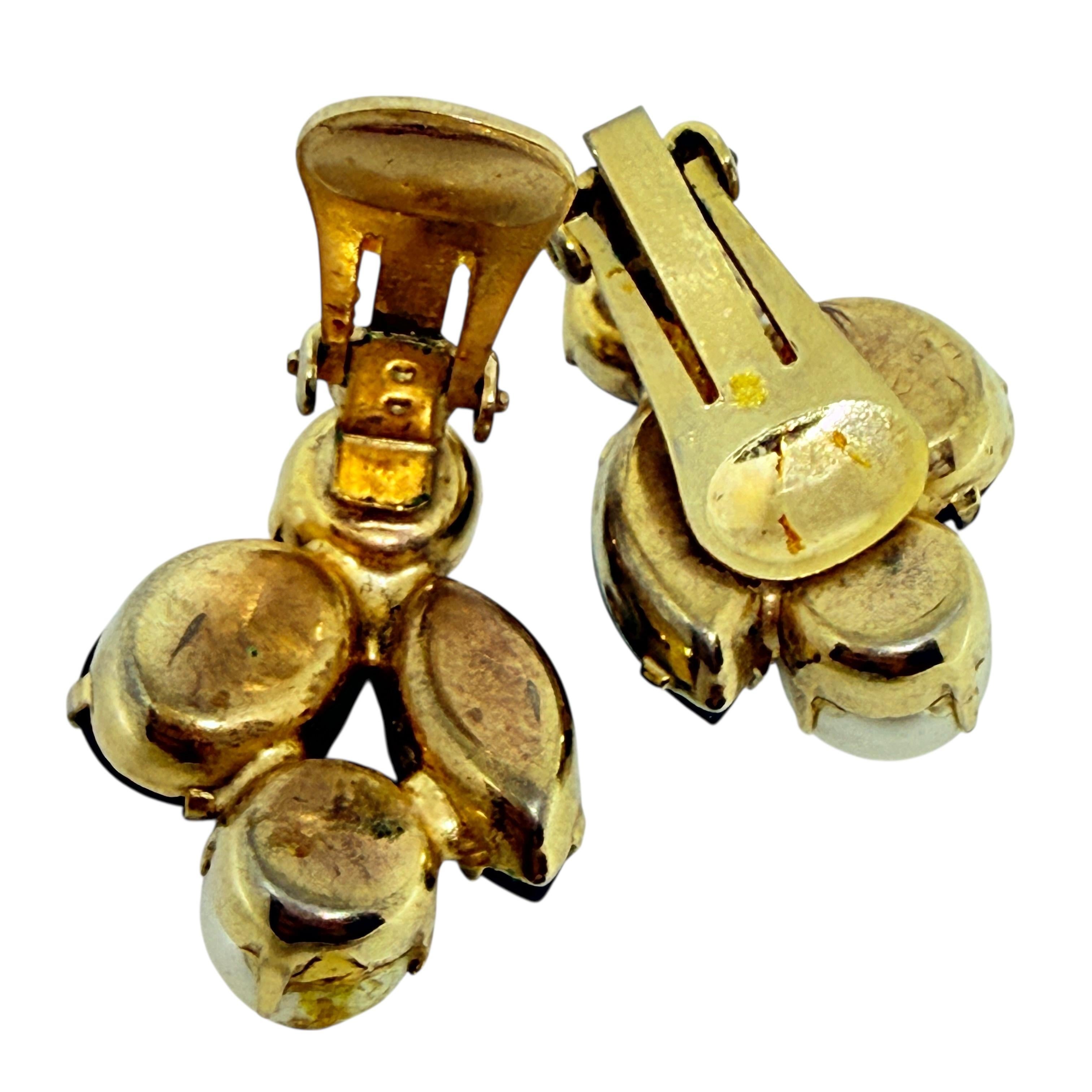 Vintage gold tone navette glass stones pearl designer clip on earrings In Good Condition For Sale In Palos Hills, IL