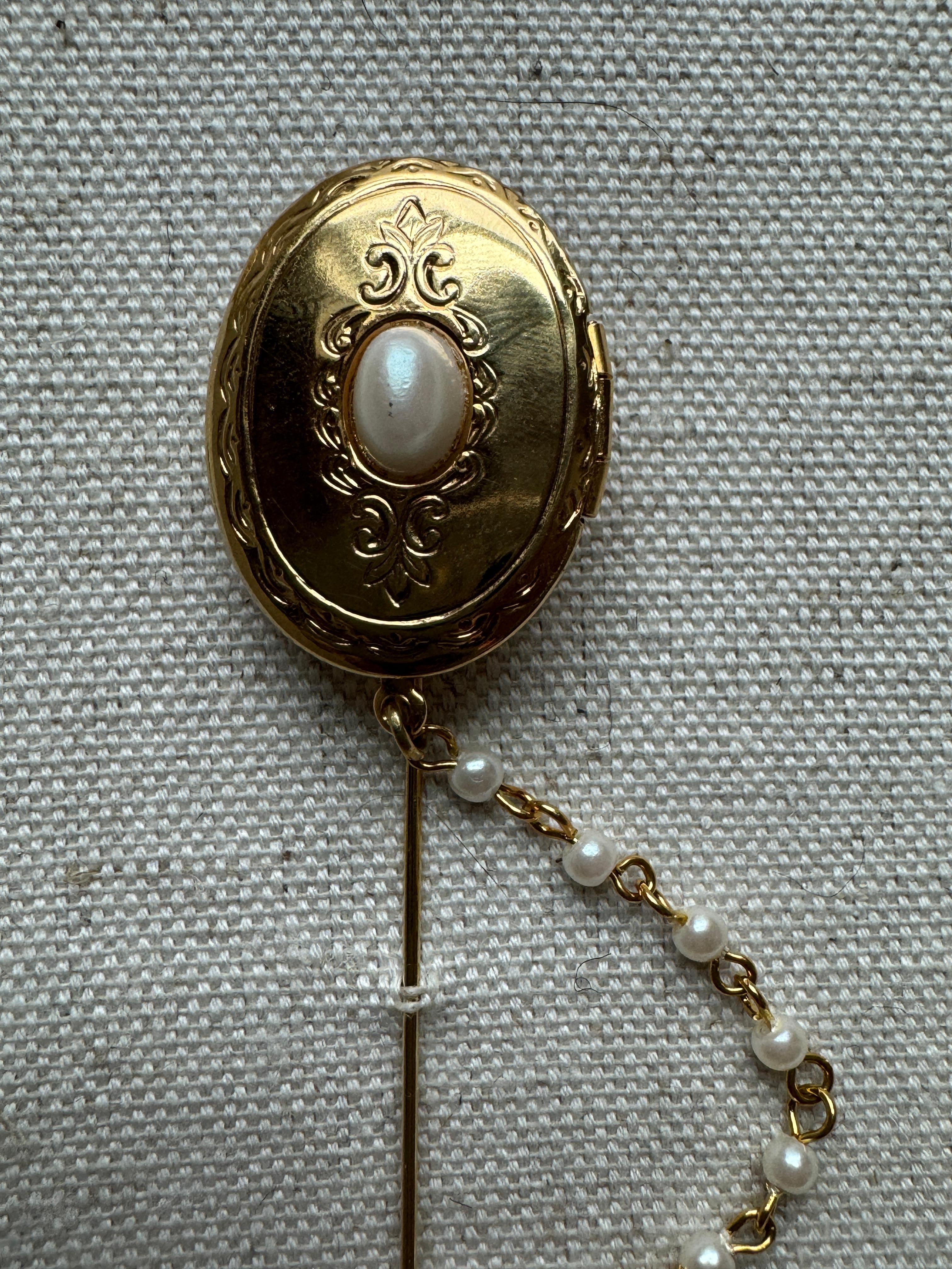 Vintage Gold Tone Oval Locket Lapel Pin with Pearl Chain In Good Condition For Sale In Amagansett, NY