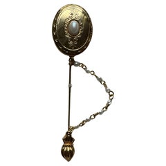 Épingle de revers de médaillon ovale vintage de couleur or avec chaîne en perles