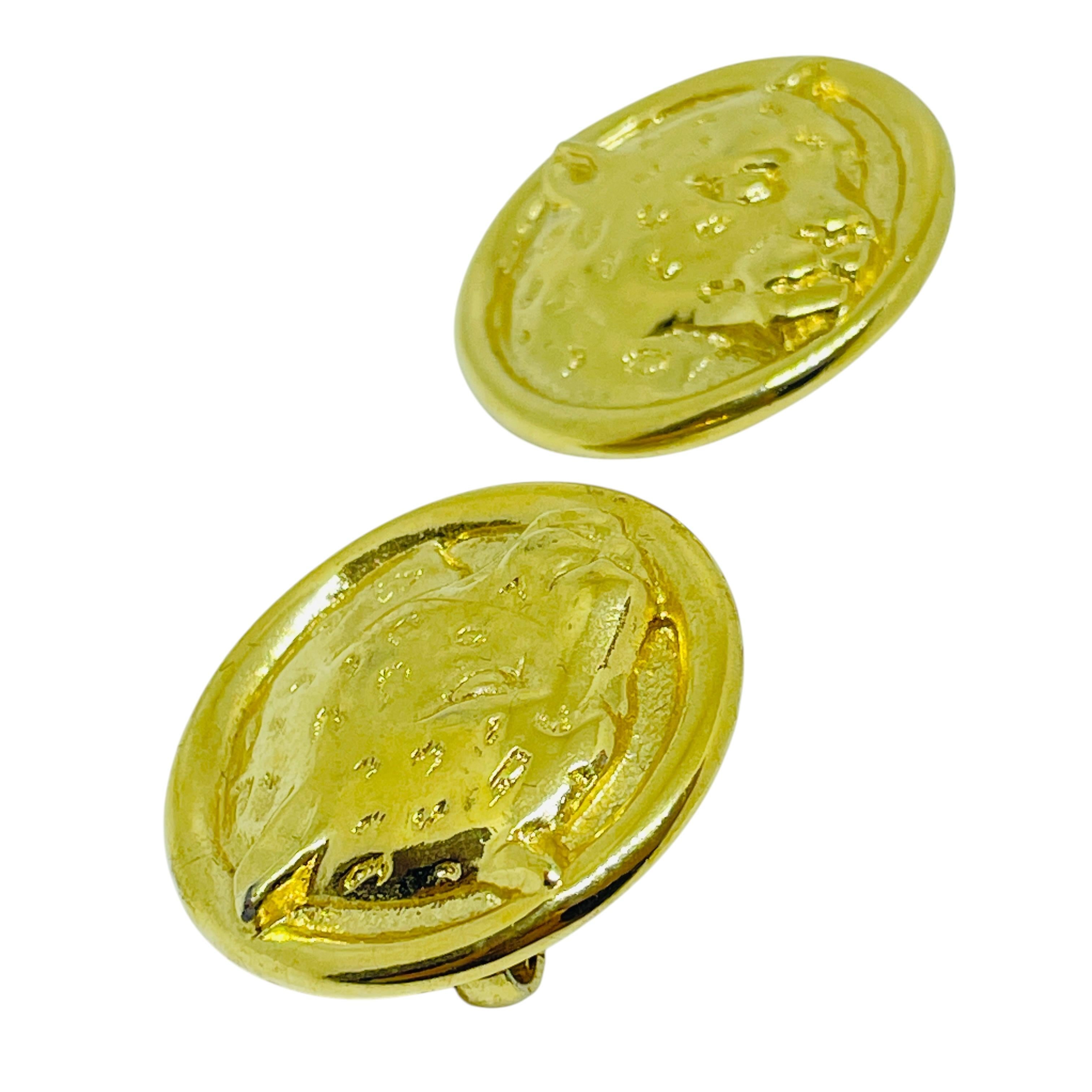 DETAILS

• unsigned 

• gold tone 

• vintage designer earrings 

MEASUREMENTS

•

CONDITION

• very good vintage condition with minimal signs of wear

Sku 51

❤️❤️ VINTAGE DESIGNER JEWELRY ❤️❤️

❤️❤️ ALEXANDER’S BOUTIQUE ❤️❤️