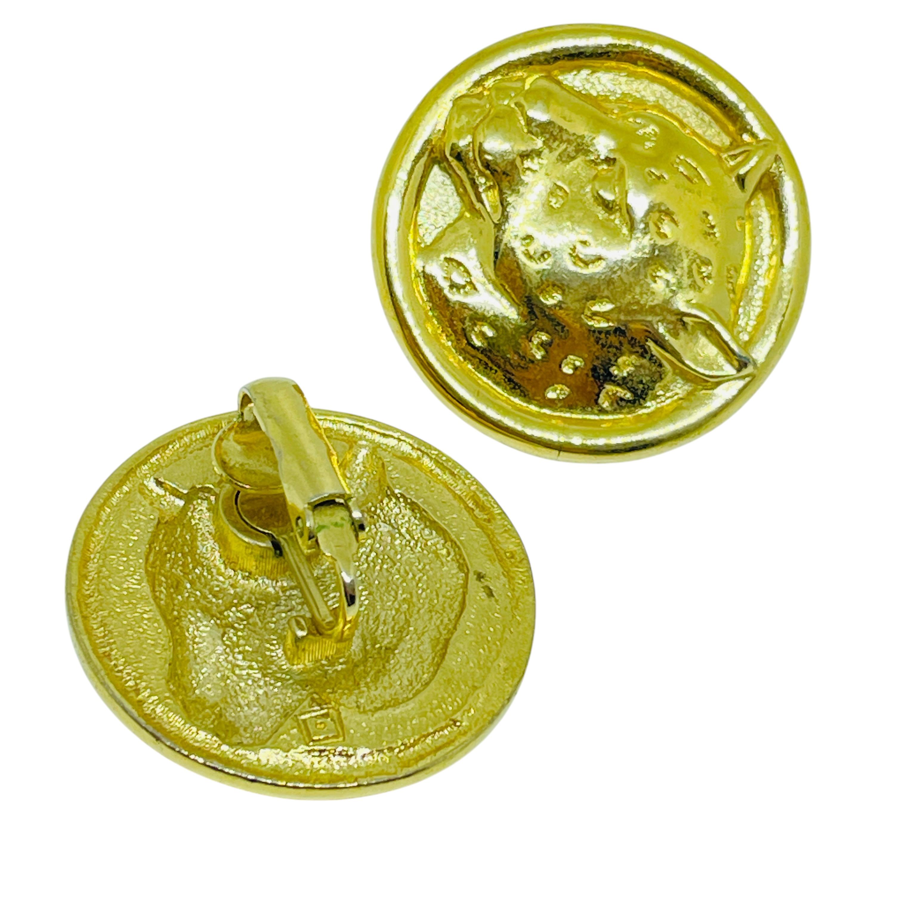 Vintage gold tone panther designer clip on earrings In Good Condition For Sale In Palos Hills, IL