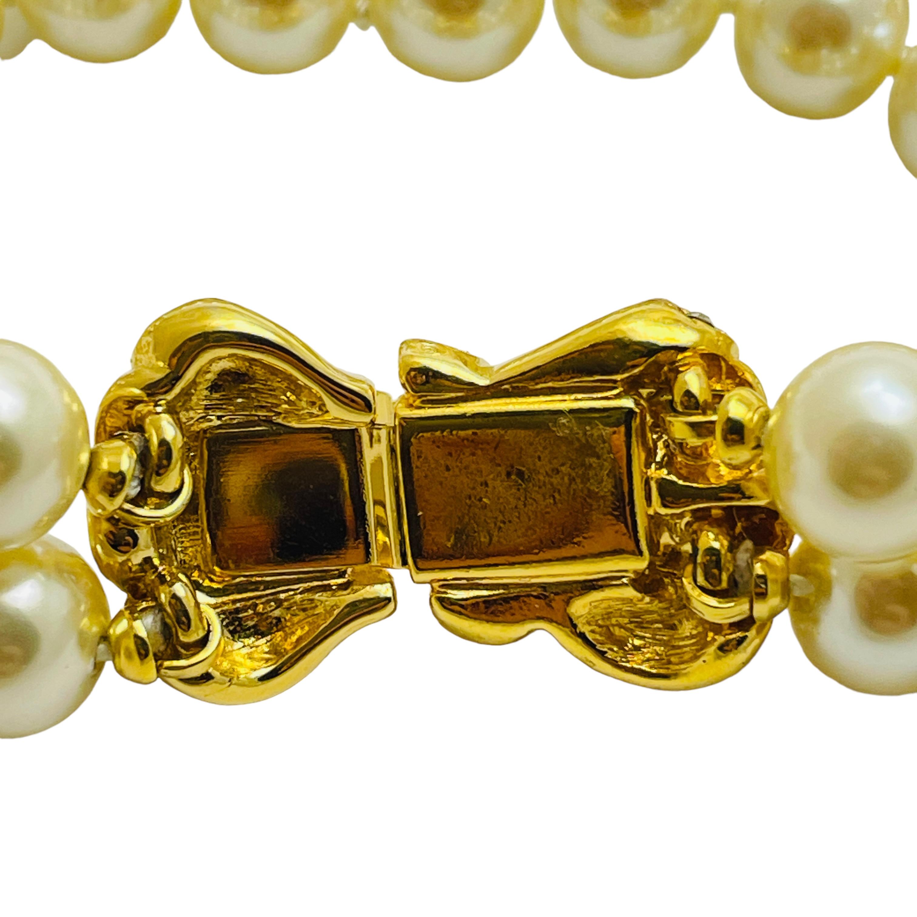 Vintage gold tone pearl bow crystsl designer bracelet In Good Condition For Sale In Palos Hills, IL