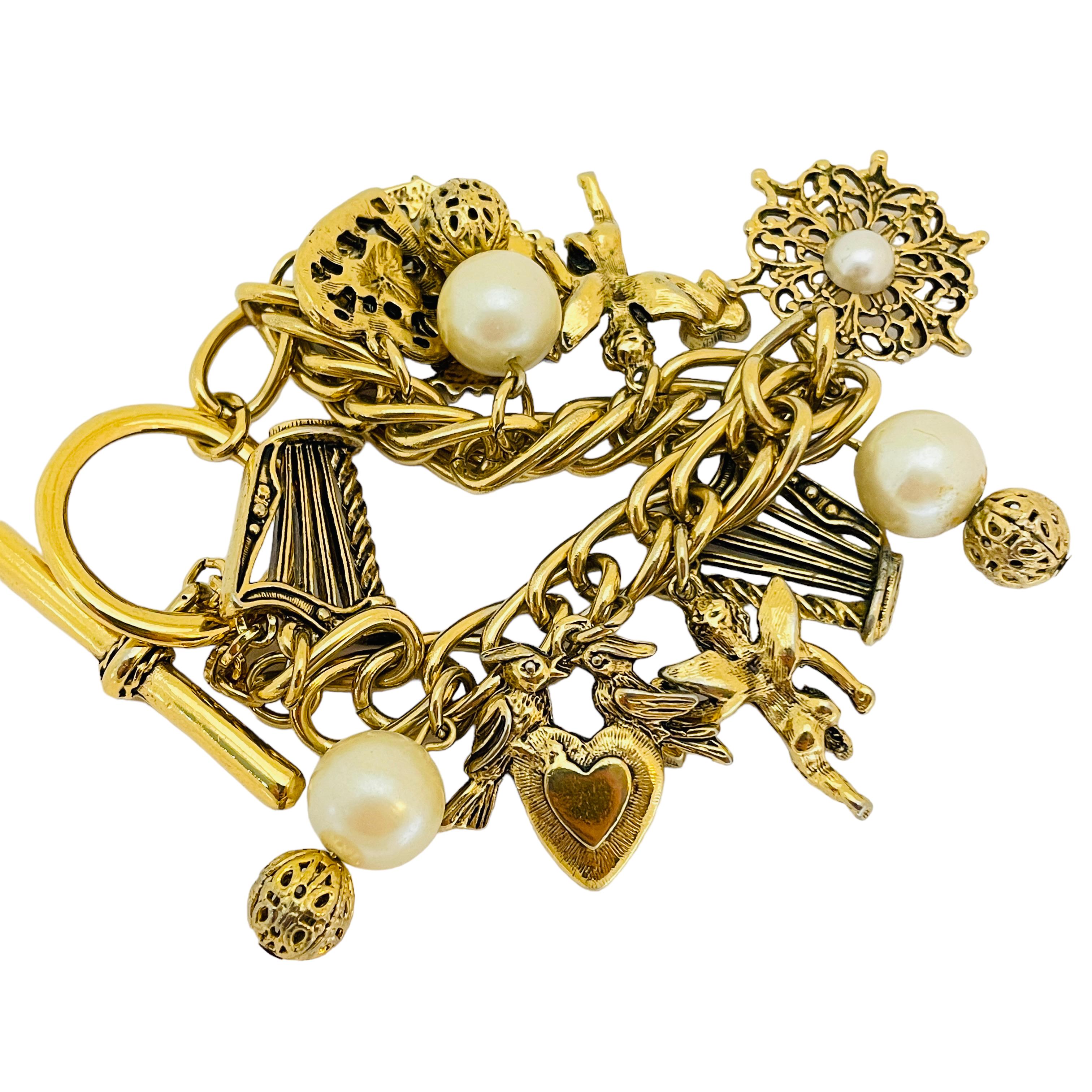 Vintage gold tone pearl charm chain link bracelet In Good Condition For Sale In Palos Hills, IL