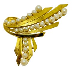 Vintage gold tone pearl designer brooch