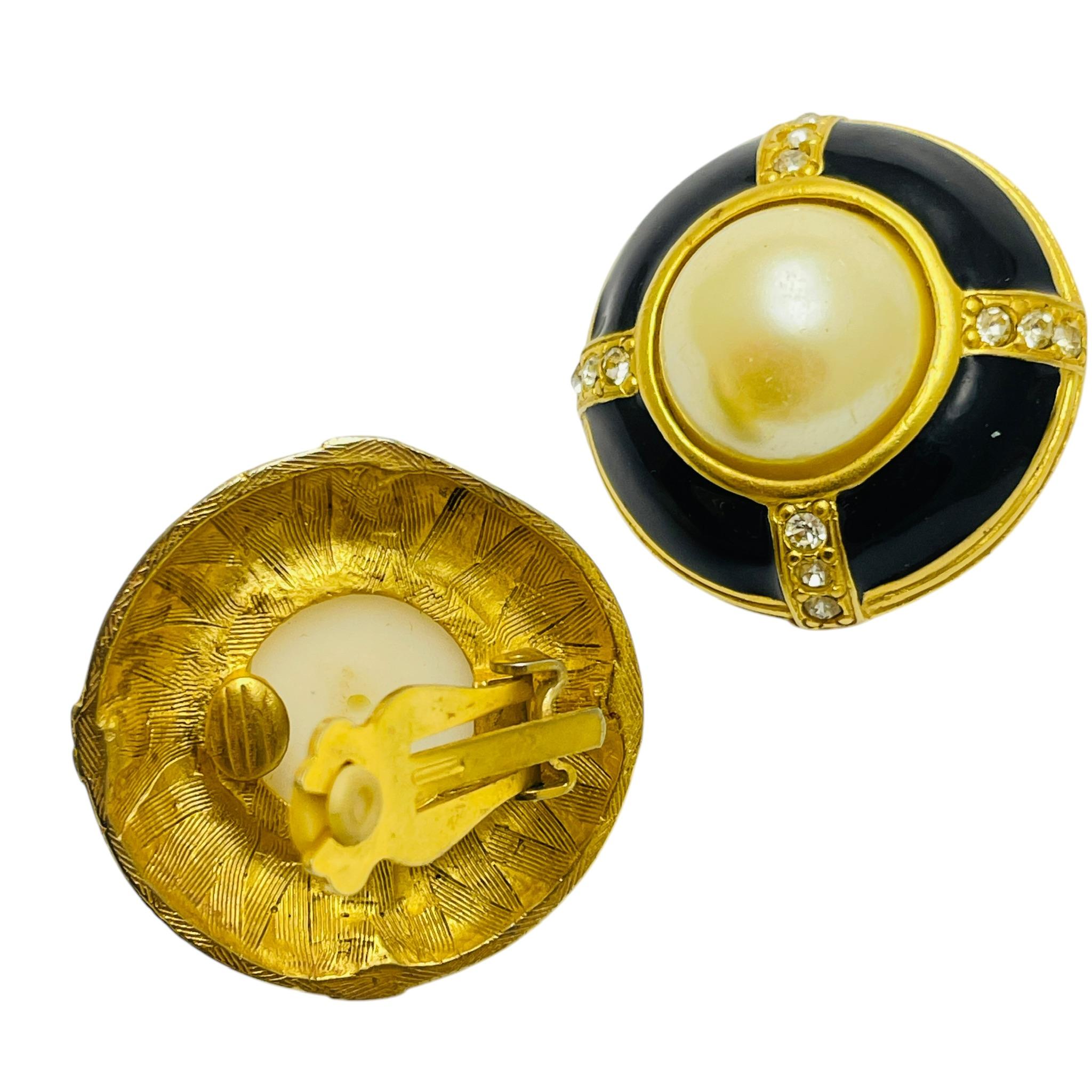 Pendientes de clip de diseño vintage en tono dorado con perlas, esmalte y strass en Bueno estado para la venta en Palos Hills, IL