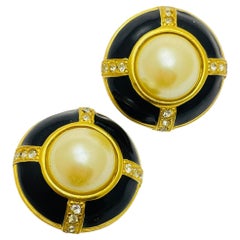Pendientes de clip de diseño vintage en tono dorado con perlas, esmalte y strass