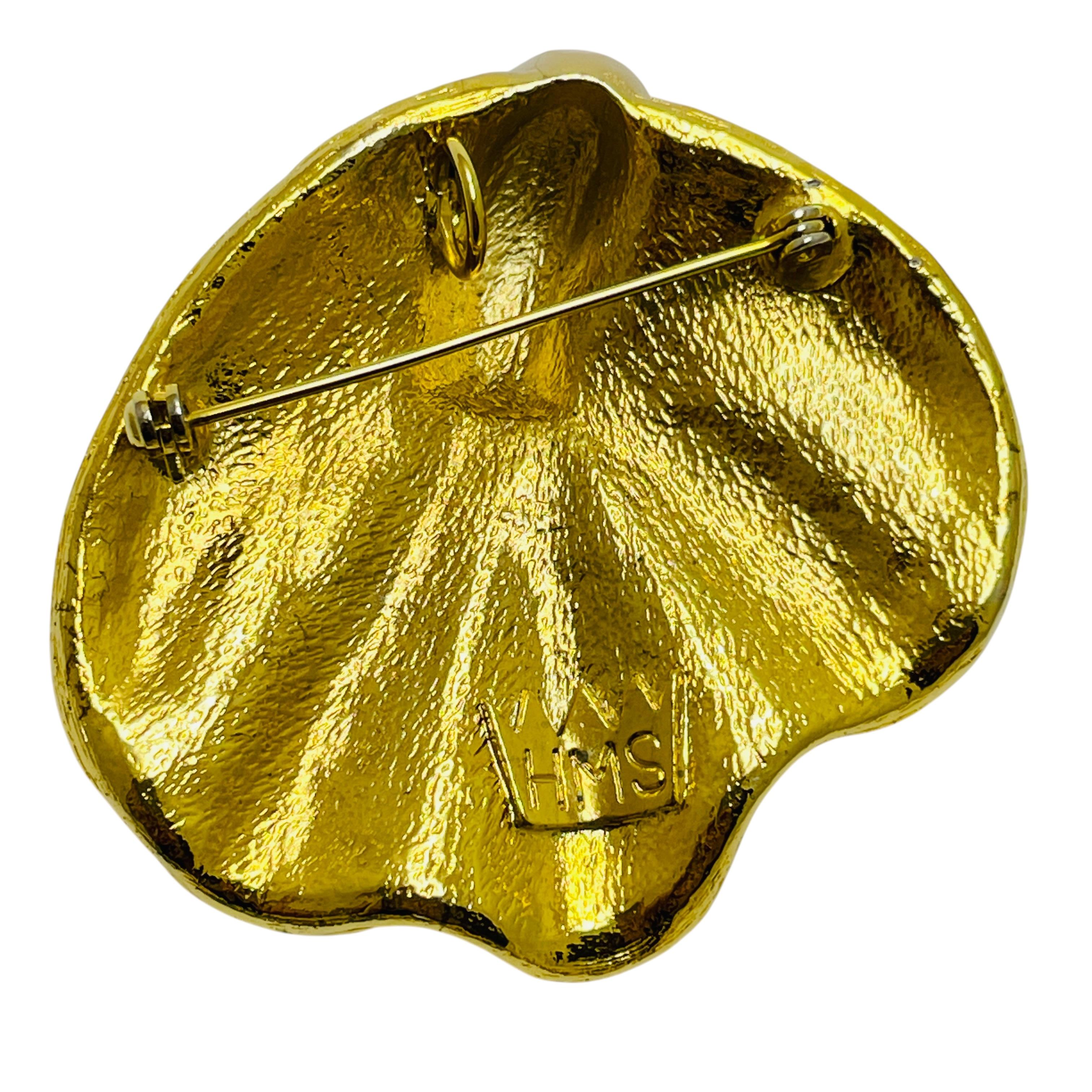 Vintage gold tone pearl enamel seashell designer brooch pendant In Good Condition For Sale In Palos Hills, IL