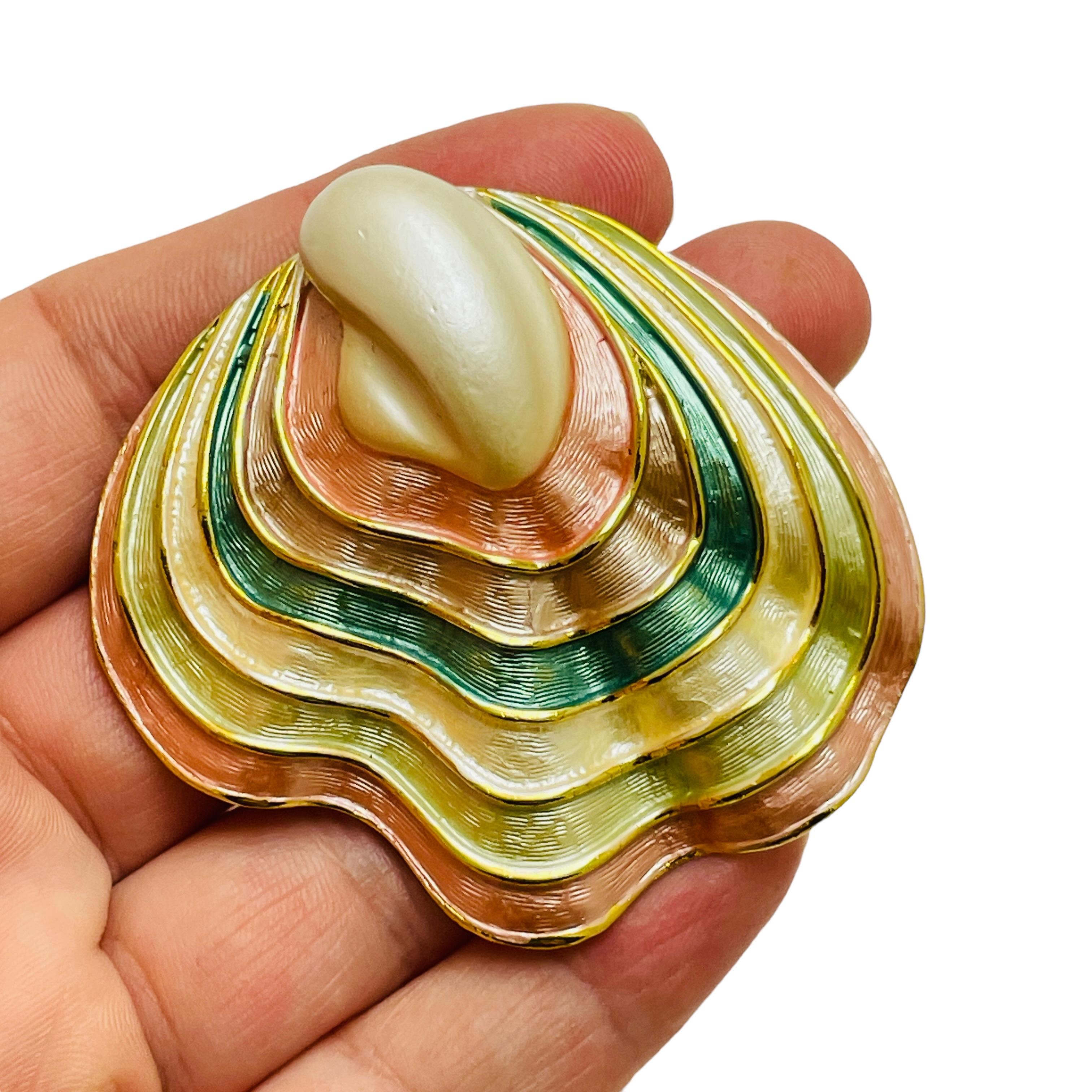 Women's Vintage gold tone pearl enamel seashell designer brooch pendant For Sale
