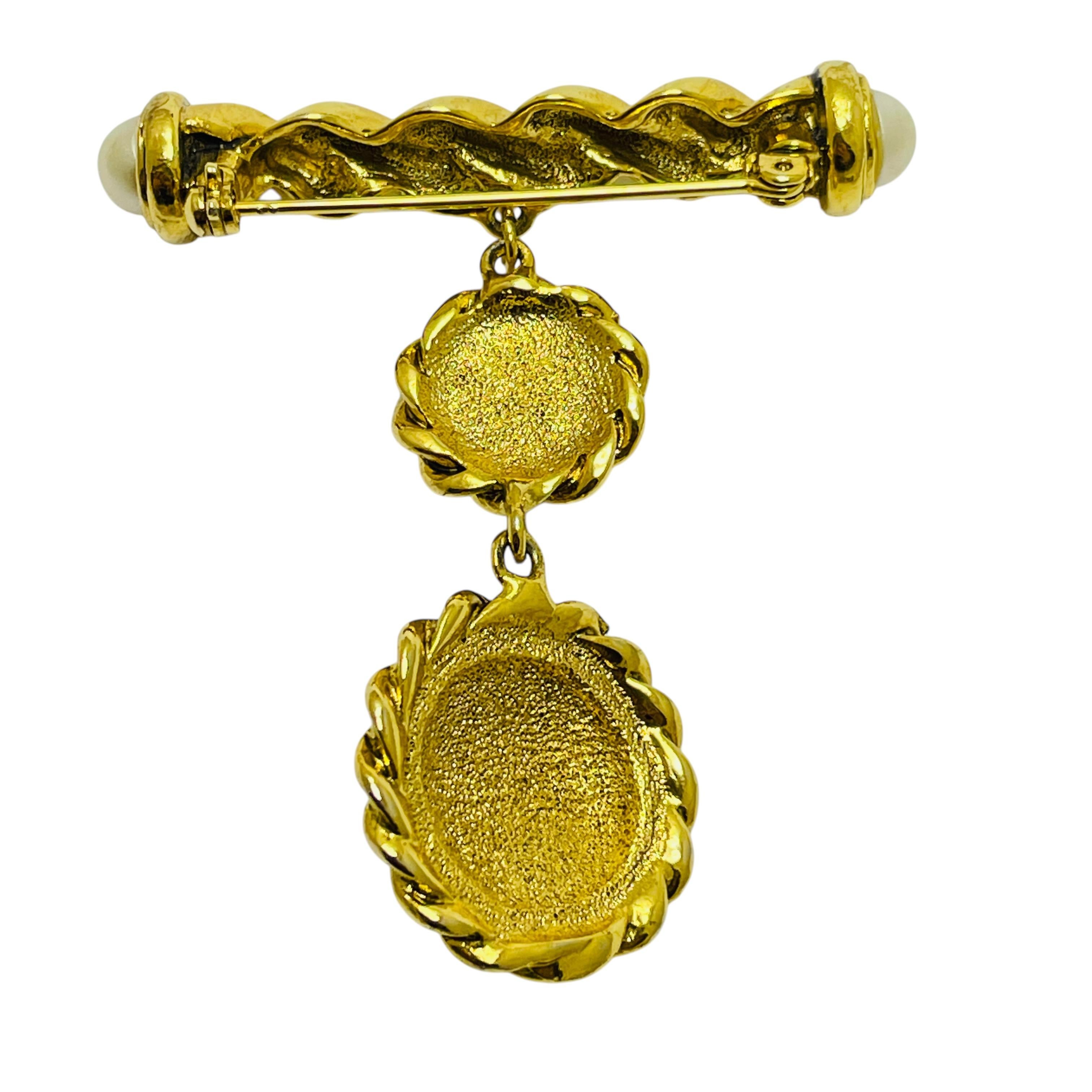 Broche vintage en perles etruscan à pampilles, ton or Bon état - En vente à Palos Hills, IL