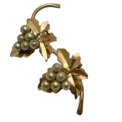 Vintage gold tone pearl grapes brooch