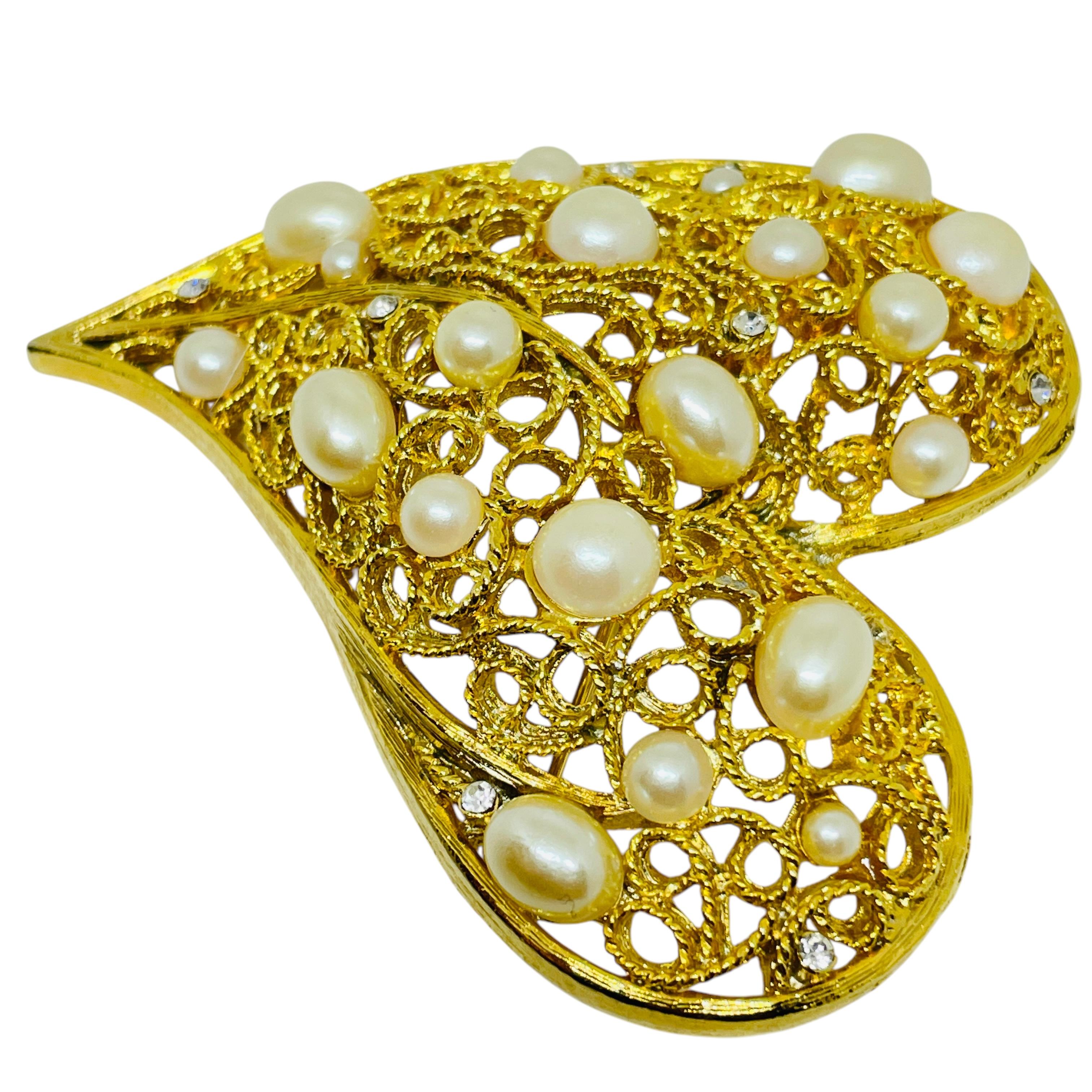 DETAILS

- • ohne Vorzeichen

- • goldfarben mit Kunstperlen

- • Vintage-Designer-Brosche 

MASSNAHMEN

- •

CONDIT

- • sehr guter Vintage-Zustand mit minimalen Gebrauchsspuren

Sku 51

❤️❤️ VINTAGE-DESIGNER-SCHMUCK ❤️❤️

❤️❤️ ALEXANDER'S BOUTIQUE