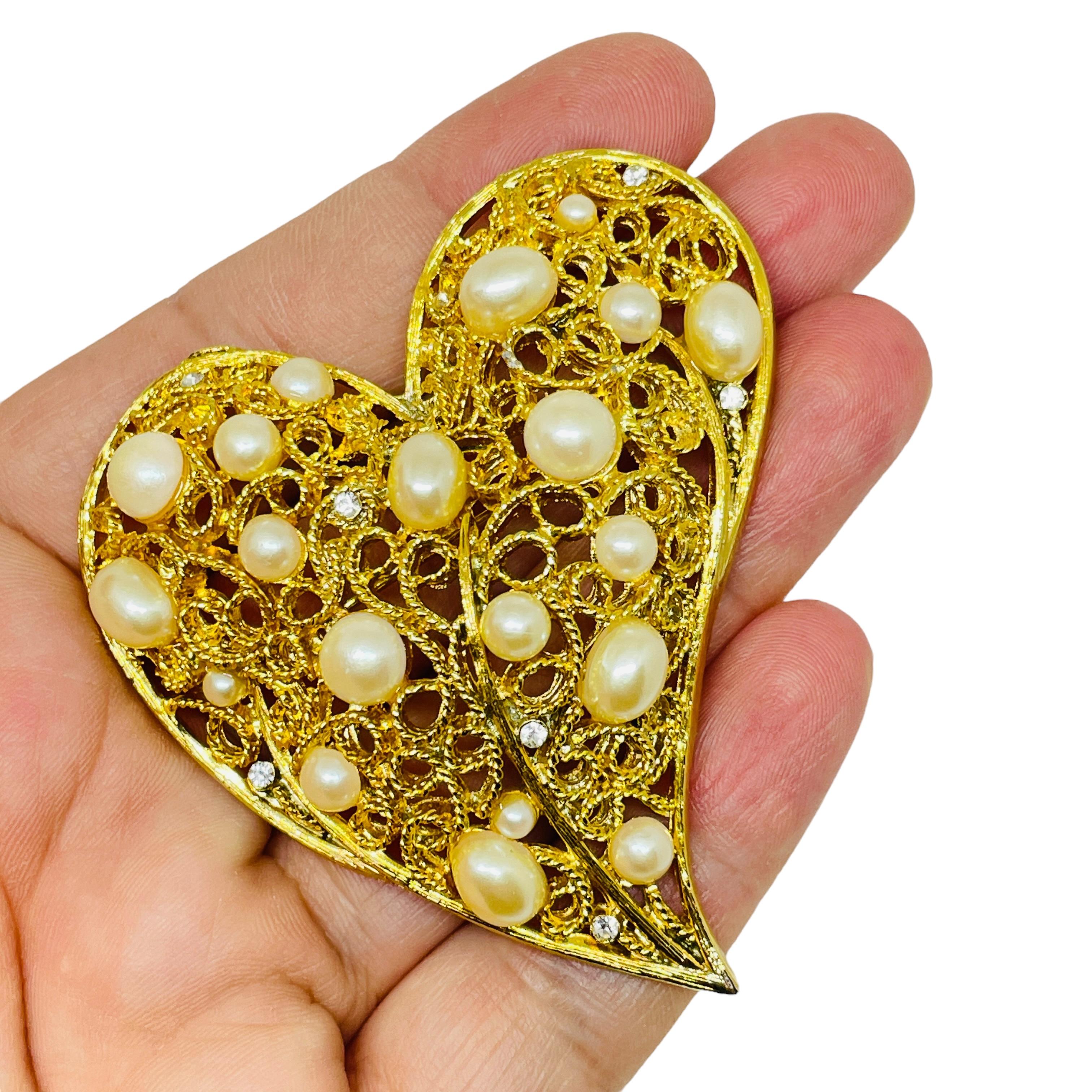 Vintage Gold Ton Perle massiv Herz Designer Brosche im Angebot 1