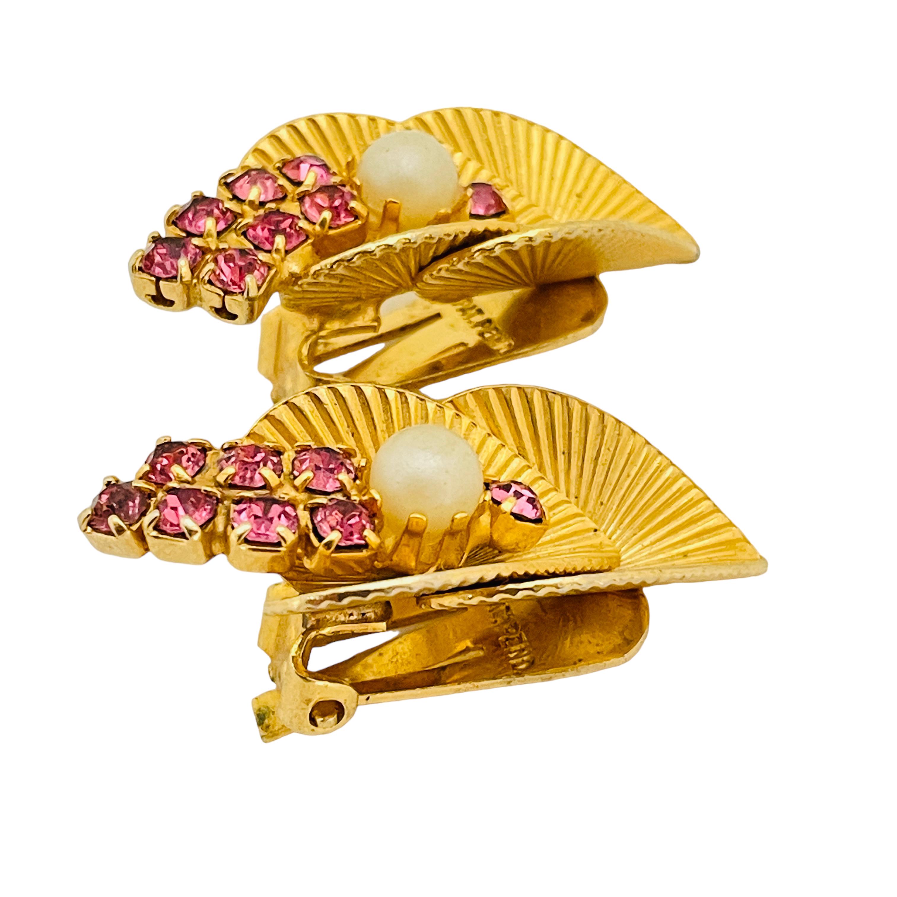 DETTAGLI

- senza segno 

- tono oro con strass e perle finte

- orecchini vintage di design  

MISURE  

- 

CONDIZIONE

-  ottime condizioni vintage con minimi segni di usura 

 Sku 33

❤️❤️   GIOIELLI DI DESIGN VINTAGE   ❤️❤️

❤️❤️  ALEXANDER'S